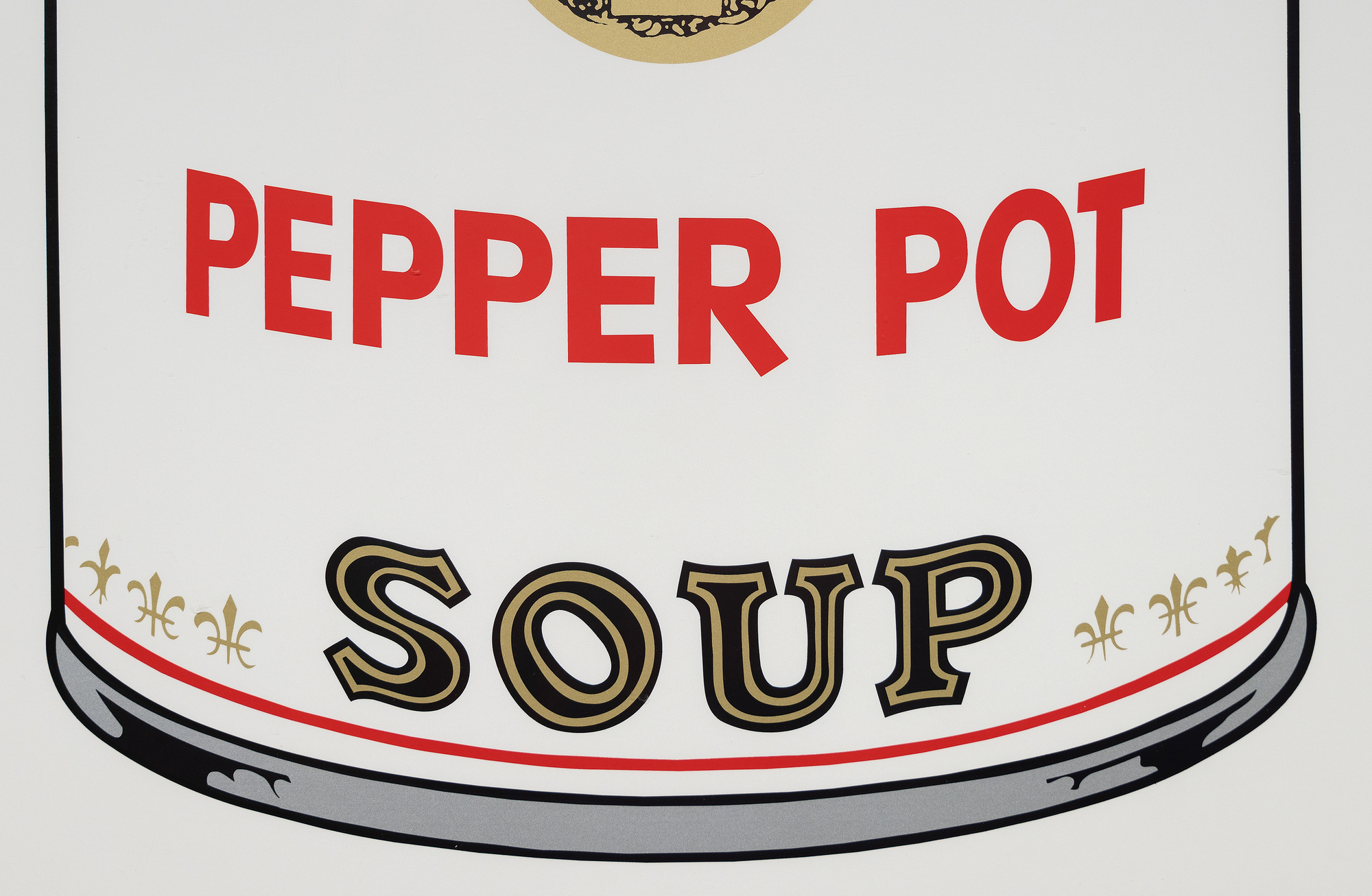 La serie de latas de sopa Campbell de Andy Warhol marca un momento crucial en su carrera y en el movimiento del arte pop. La serie, compuesta por 32 lienzos, cada uno con un sabor diferente, revolucionó el mundo del arte al elevar los bienes de consumo cotidianos y mundanos a la categoría de arte elevado. La serigrafía Pepper Pot, de 1968, emplea su característico estilo de colores vivos y planos e imágenes repetidas, característico de la producción en masa y la cultura de consumo. La serigrafía, una técnica comercial, concuerda con el interés de Warhol por desdibujar los límites entre el arte elevado y el arte comercial, desafiando los valores y percepciones artísticos.