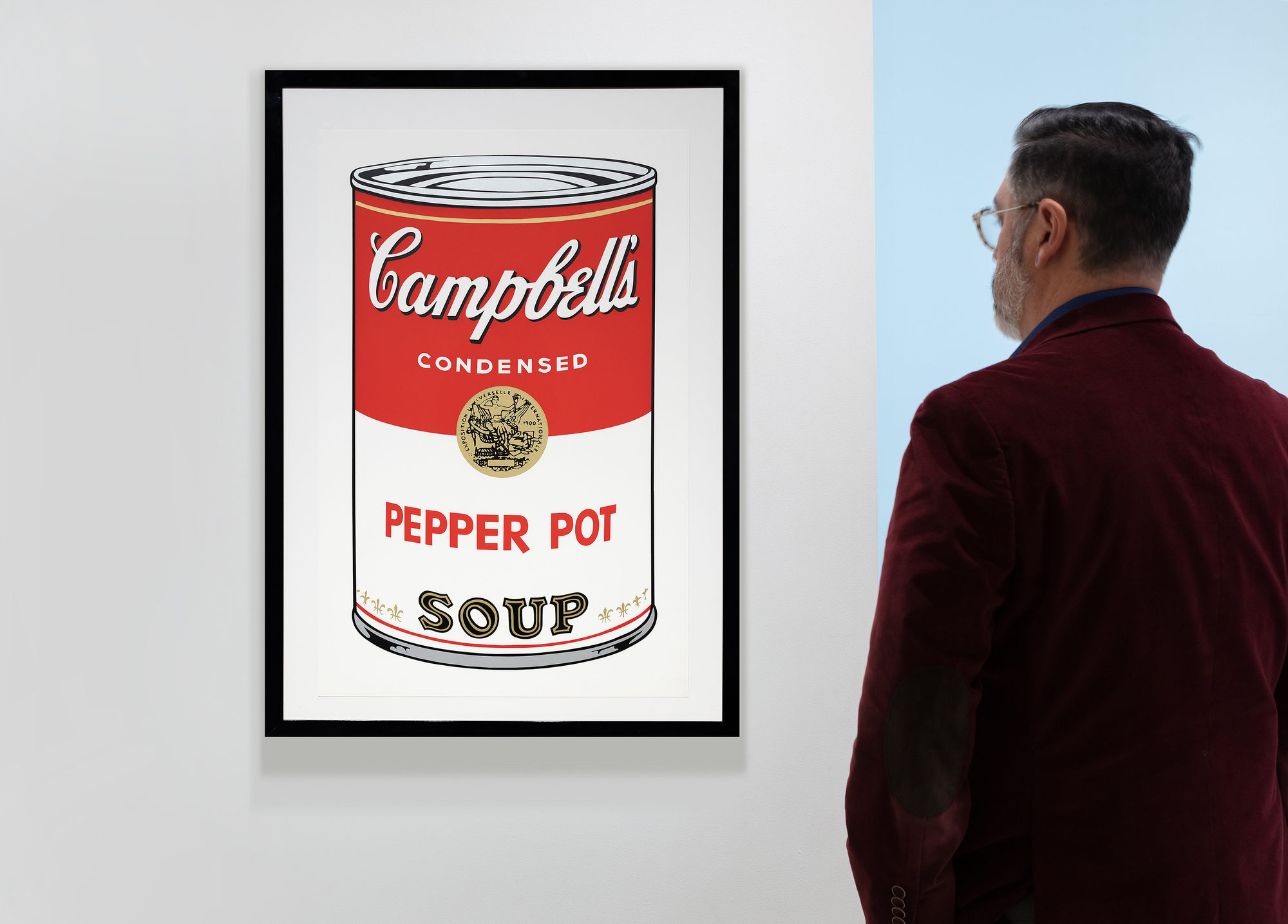 アンディ・ウォーホルのキャンベル・スープ缶シリーズは、彼のキャリアとポップ・アート・ムーブメントにおける極めて重要な瞬間である。それぞれ異なる味を描いた32枚のキャンバスからなるこのシリーズは、ありふれた日常的な消費財をハイアートの地位へと昇華させ、アートの世界に革命をもたらした。1968年に発表されたスクリーンプリントの「ペッパー・ポット」は、大量生産と消費文化の特徴である、鮮やかで平坦な色彩と繰り返されるイメージという彼の特徴的なスタイルを採用している。商業的技法であるスクリーン・プリントは、ハイ・アートと商業アートの境界線を曖昧にし、芸術的価値観や認識に挑戦するウォーホルの関心と一致している。