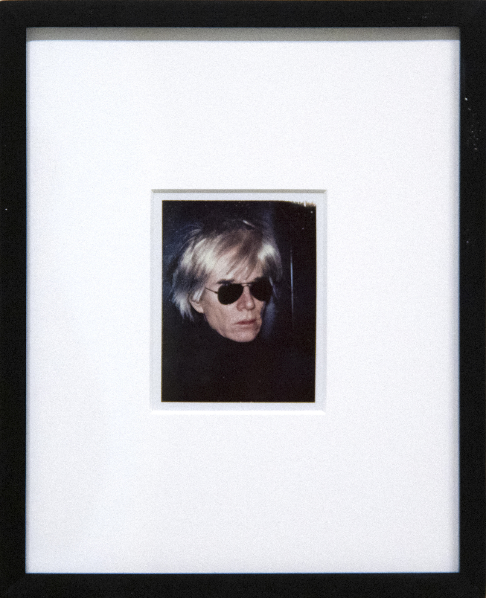 ANDY WARHOL - Selbstporträt in Schreckensperücke - Polaroid - 4 1/4 x 3 3/8 in.