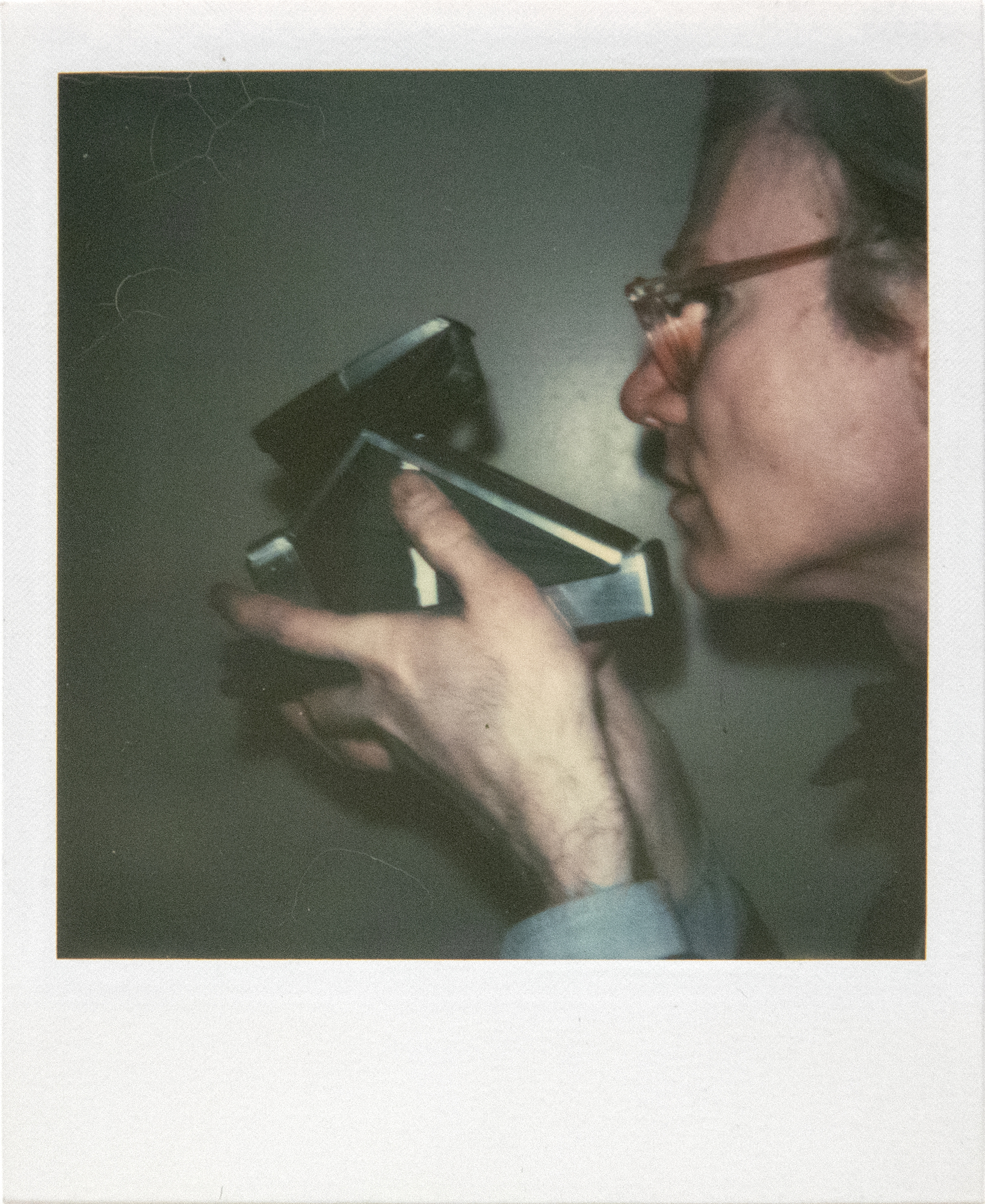 ANDY WARHOL - Selbstporträt mit Kamera (Diptychon) - Polaroid, Polacolor - 4 1/4 x 3 3/8 in. ea.