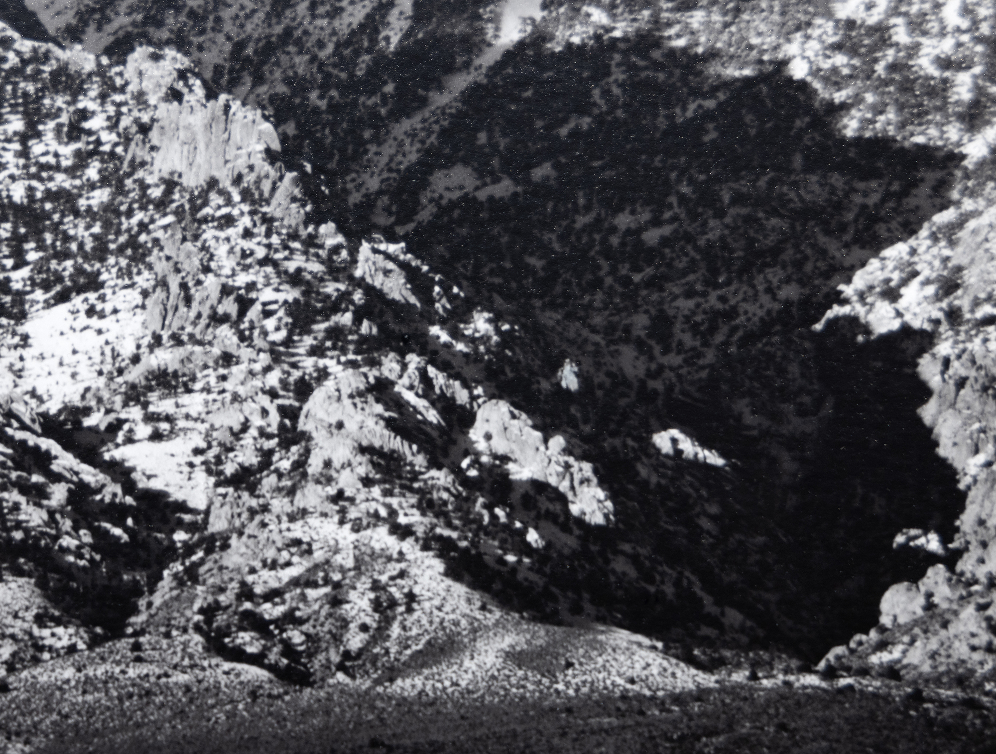 Ansel Adams&#039; Erkundung des Owens Valley und seine Ansichten der hoch aufragenden Ostseite der Sierra Nevada Mountains sind von immenser Bedeutung. Sie gehören zu den ikonischsten Fotografien, die es Adams ermöglichten, die majestätische Weite der Sierra Nevada zu erfassen und gleichzeitig einen lebendigen Eindruck von der Tiefe und Weite des trockenen Talbodens zu vermitteln. Mount Williamson, Sierra Nevada, vom Owens Valley aus fotografiert, wurde wahrscheinlich 1944 aufgenommen, kurz nach der Einführung des Zonensystems, das einen breiten Tonwertumfang und eine ausgewogene Belichtung mit Klarheit sowohl in den Lichtern als auch in den Schatten ermöglichte. Das vorliegende Exemplar, das im August 1978 gedruckt wurde, befindet sich in der Sammlung vieler Museen, gehört aber unter Sammlern zu den selteneren Abzügen von Ansel Adams.