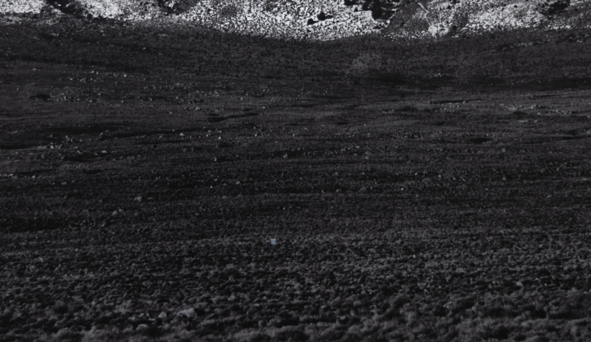 Ansel Adams&#039; Erkundung des Owens Valley und seine Ansichten der hoch aufragenden Ostseite der Sierra Nevada Mountains sind von immenser Bedeutung. Sie gehören zu den ikonischsten Fotografien, die es Adams ermöglichten, die majestätische Weite der Sierra Nevada zu erfassen und gleichzeitig einen lebendigen Eindruck von der Tiefe und Weite des trockenen Talbodens zu vermitteln. Mount Williamson, Sierra Nevada, vom Owens Valley aus fotografiert, wurde wahrscheinlich 1944 aufgenommen, kurz nach der Einführung des Zonensystems, das einen breiten Tonwertumfang und eine ausgewogene Belichtung mit Klarheit sowohl in den Lichtern als auch in den Schatten ermöglichte. Das vorliegende Exemplar, das im August 1978 gedruckt wurde, befindet sich in der Sammlung vieler Museen, gehört aber unter Sammlern zu den selteneren Abzügen von Ansel Adams.