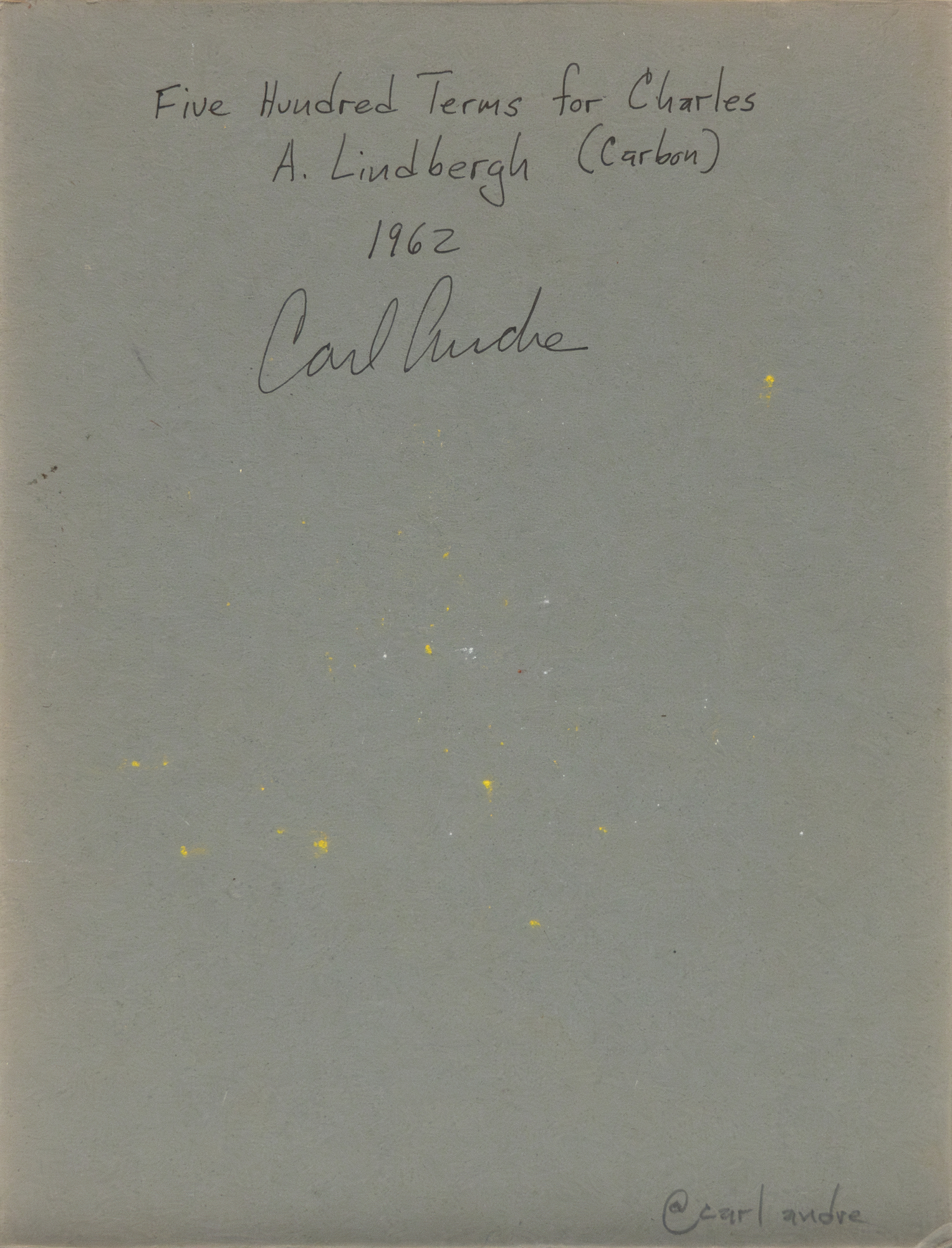 Carl Andre ist ein amerikanischer Künstler, der bei der Entwicklung der minimalistischen Skulptur half und der Ehemann der berühmten und gefeierten Künstlerin Ana Mendieta war. Es handelt sich um ein klassisches Textstück aus den frühen 1960er Jahren, das typisch für seine Gedichte ist, die sich zusammensetzen, indem man einzelne Wörter aus Quelltexten auswählt und sie dann auf der Seite nach einfachen und selbstverständlichen Kriterien ordnet, was in diesem Fall durch alphabetische Auflistung erfolgt. Der Flieger Charles Lindbergh faszinierte Carl Andre, zu dem er als Quelle für seine Gedichte zurückkehrte. Dieses Werk mit seiner strukturierten Wiederholung wie seine berühmten Skulpturen spiegelt den Minimalismus und Post-Minimalismus wider, der sich in den 1960er und 1970er Jahren herausgebildet hat, darunter der Betondichter Christopher Knowles.