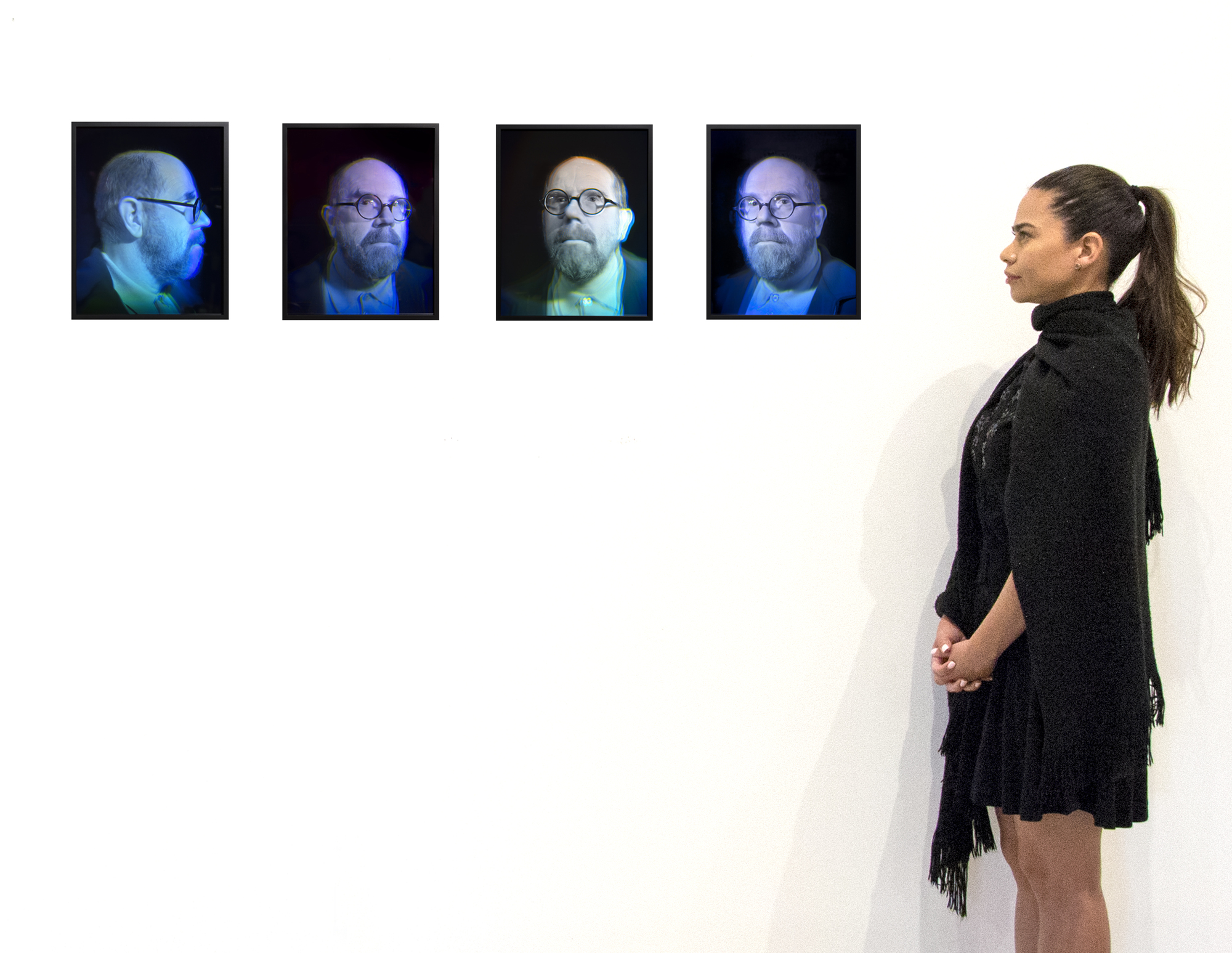 チャック・クローズの4つのガラス・ホログラムの組作品は、彼のセルフ・ポートレイトの永続的な探求と、革新的な芸術媒体への関心の魅力的な交差を表している。自画像はクローズの作品の礎であり、人間のアイデンティティの複雑さや芸術的創造のプロセスを深く掘り下げることを可能にしてきた。ホログラムは鑑賞者の位置によって変化し、クローズのピクセル化された作品と呼応しながらも、物理的な存在感を加え、ダイナミックな体験を生み出す。ホログラフィーは、伝統的な肖像画と現代技術の進歩を巧みに組み合わせ、視覚表現の境界線に絶えず挑戦し、再定義することで、自身の芸術言語を進化させるという作家のコミットメントを示している。