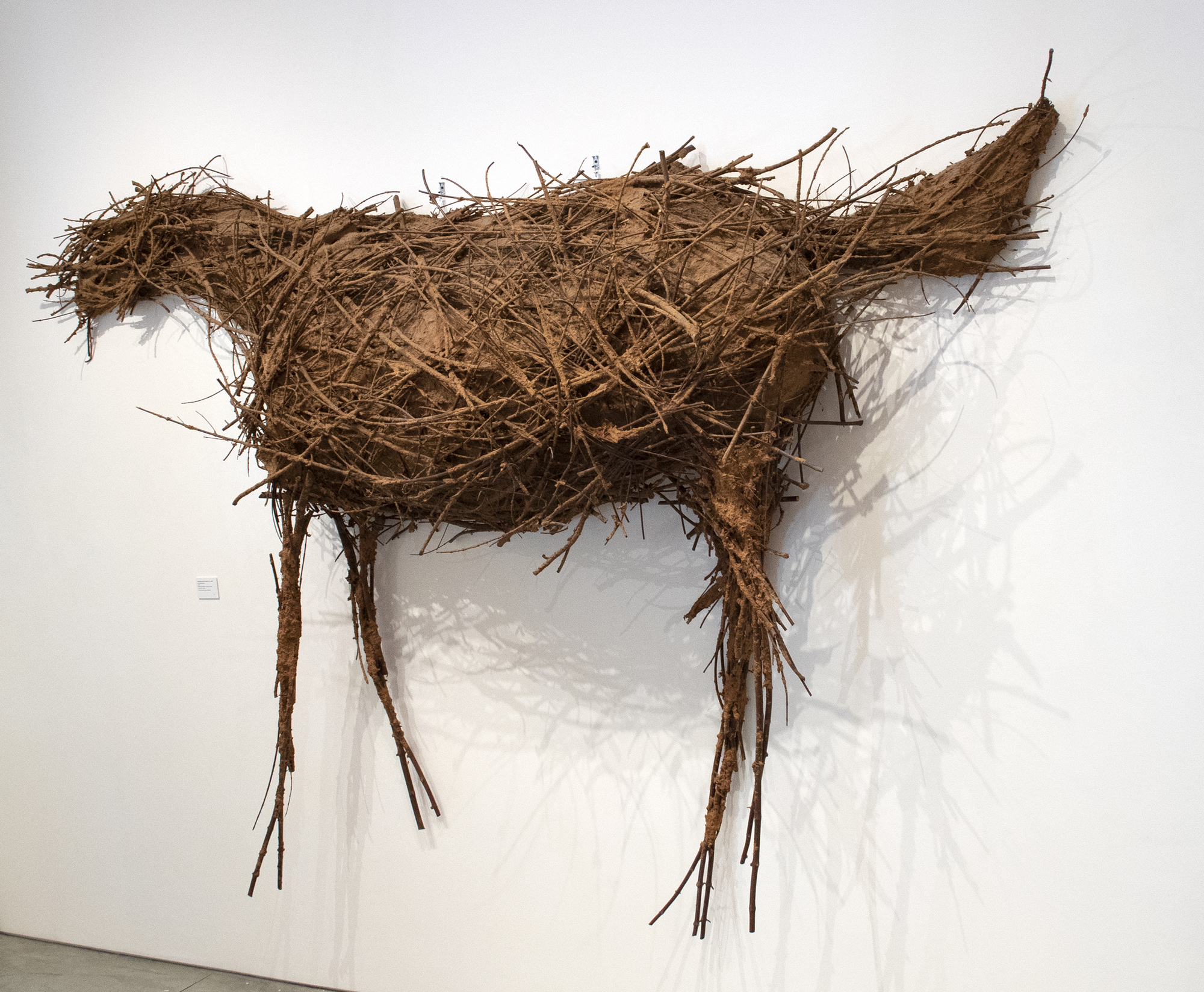 Deborah Butterfield est une sculptrice américaine, surtout connue pour ses sculptures de chevaux faites d&#039;objets en bois, en métal et autres objets trouvés. La pièce de 1981, Untitled (Cheval), est composée de bâtons et de papier sur armature métallique. L&#039;échelle impressionnante de cette pièce crée un effet remarquable en personne, présentant un exemple frappant du célèbre sujet de Butterfield. À l&#039;origine, Butterfield a créé les chevaux à partir du bois et d&#039;autres matériaux trouvés sur sa propriété à Bozeman, au Montana, et a vu les chevaux comme un autoportrait métaphorique, exploitant la résonance émotionnelle de ces formes.