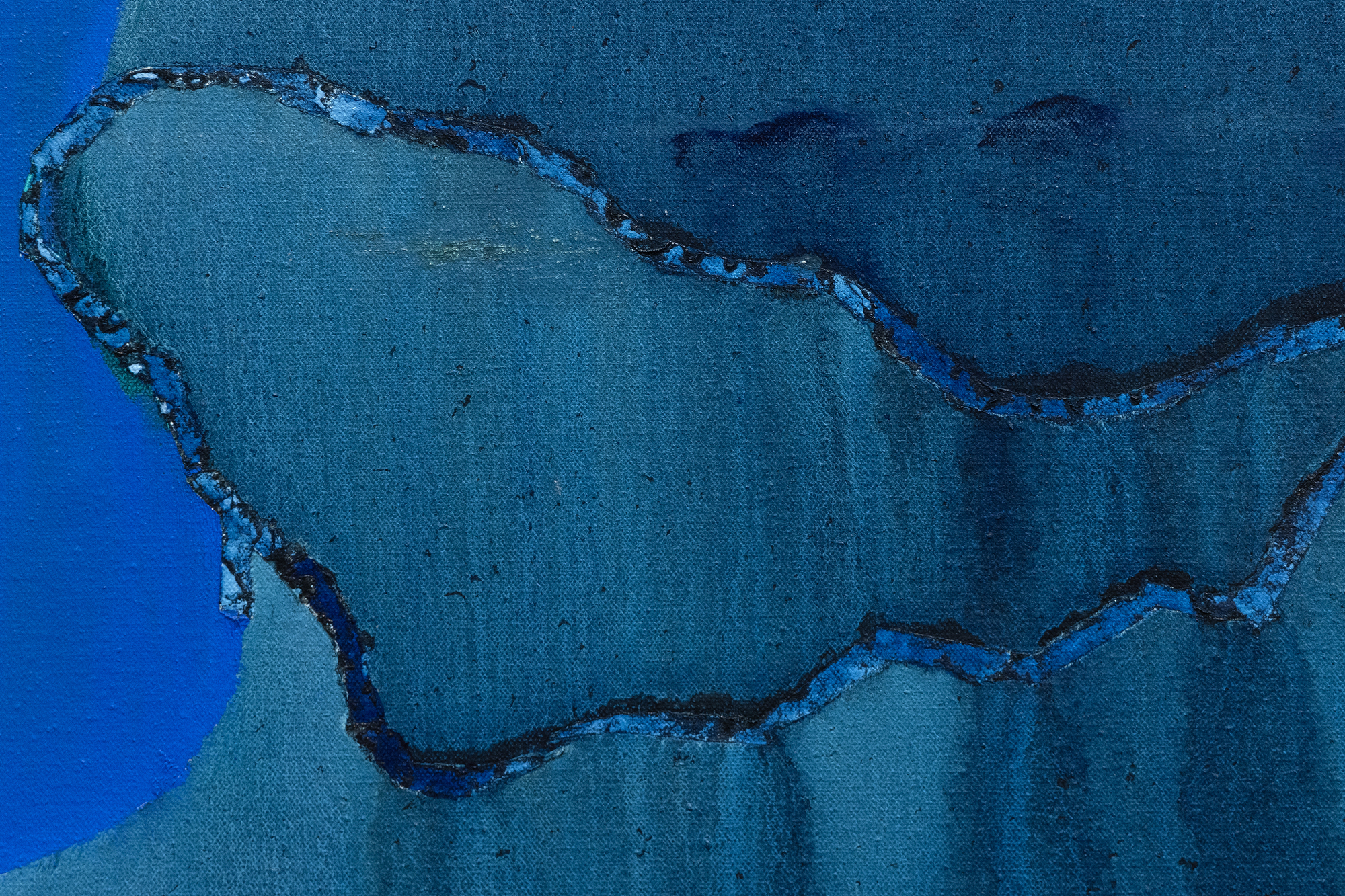 在她成熟的早期，胡德确立了自己作为形而上学图像艺术家的地位，她在 1962 年回到休斯顿后参与了各种宇宙学。《蓝水》是反映她对精神寄托的不懈追求的作品之一。一条饱和的、不透明的蓝色带向前延伸到一个清澈的蓝色蔚蓝球体中，让人联想到一个尘世的水球。这种大胆而和谐的闯入就像一只空灵的手臂，将一种流体状态转化为令人着迷的磷光酞绿，它的华丽和流淌的光彩暗示着神圣的干预，唤起了“上帝之手”的隐喻，为生命的本质注入了活力。胡德对色彩和形式的巧妙运用经常引发对自然界中宇宙或精神拥抱的诠释。然而，她清澈的色彩并没有表现出随机性或不确定性，而是她非凡的掌握和控制力，为《蓝水》增添了另一种敬畏的元素。