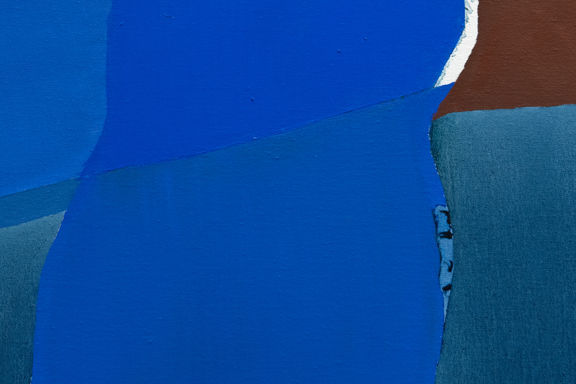 Schon früh etablierte sich Hood als Künstlerin metaphysisch aufgeladener Bilder, die sich nach ihrer Rückkehr nach Houston im Jahr 1962 mit verschiedenen Kosmologien auseinandersetzte. Blue Waters ist eines dieser Werke, die ihre beharrliche Suche nach spiritueller Nahrung widerspiegeln. Ein Band aus gesättigtem, undurchsichtigem Blau ragt in eine Kugel aus klarem Azurblau hinein, die an einen irdischen, wässrigen Globus erinnert. Dieser kühne und doch harmonische Eingriff gleicht einem ätherischen Arm, der einen flüssigen Zustand in ein hypnotisierendes, phosphoreszierendes Phthalogrün verwandelt, dessen Opulenz und strömende Brillanz göttliches Eingreifen suggeriert und die Metapher der &quot;Hand Gottes&quot; heraufbeschwört, die das Wesen des Lebens belebt. Hoods meisterhafte Verwendung von Farbe und Form lädt oft zu Interpretationen einer kosmischen oder spirituellen Umarmung innerhalb der natürlichen Welt ein. Doch ihre klaren Farbverläufe zeugen nicht von Zufälligkeit oder Ungewissheit, sondern von einer bemerkenswerten Beherrschung und Kontrolle, die Blue Waters ein weiteres Element der Ehrfurcht verleiht.