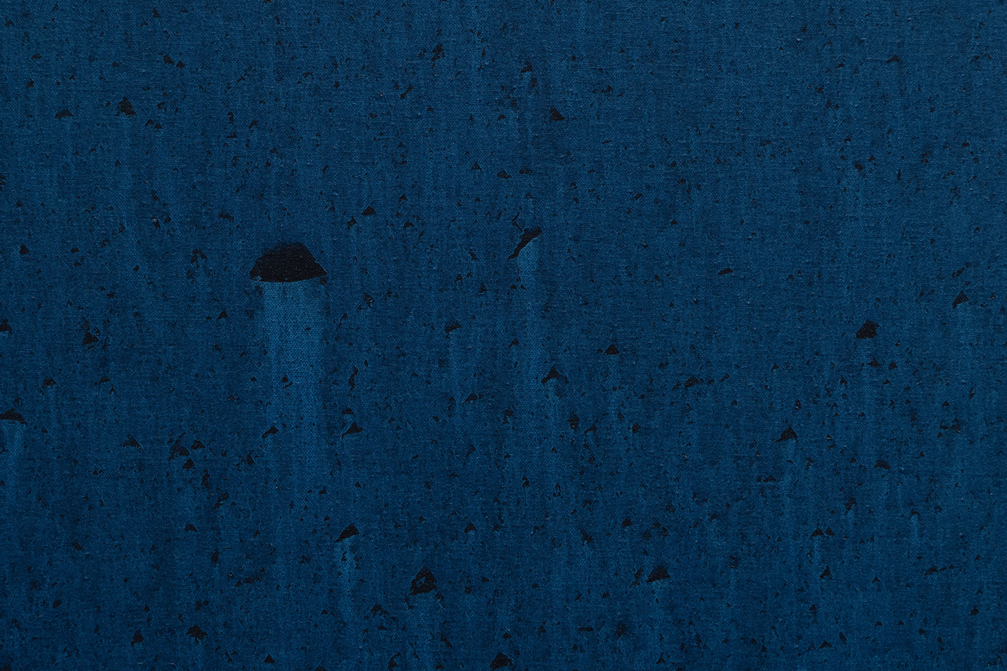 Schon früh etablierte sich Hood als Künstlerin metaphysisch aufgeladener Bilder, die sich nach ihrer Rückkehr nach Houston im Jahr 1962 mit verschiedenen Kosmologien auseinandersetzte. Blue Waters ist eines dieser Werke, die ihre beharrliche Suche nach spiritueller Nahrung widerspiegeln. Ein Band aus gesättigtem, undurchsichtigem Blau ragt in eine Kugel aus klarem Azurblau hinein, die an einen irdischen, wässrigen Globus erinnert. Dieser kühne und doch harmonische Eingriff gleicht einem ätherischen Arm, der einen flüssigen Zustand in ein hypnotisierendes, phosphoreszierendes Phthalogrün verwandelt, dessen Opulenz und strömende Brillanz göttliches Eingreifen suggeriert und die Metapher der &quot;Hand Gottes&quot; heraufbeschwört, die das Wesen des Lebens belebt. Hoods meisterhafte Verwendung von Farbe und Form lädt oft zu Interpretationen einer kosmischen oder spirituellen Umarmung innerhalb der natürlichen Welt ein. Doch ihre klaren Farbverläufe zeugen nicht von Zufälligkeit oder Ungewissheit, sondern von einer bemerkenswerten Beherrschung und Kontrolle, die Blue Waters ein weiteres Element der Ehrfurcht verleiht.