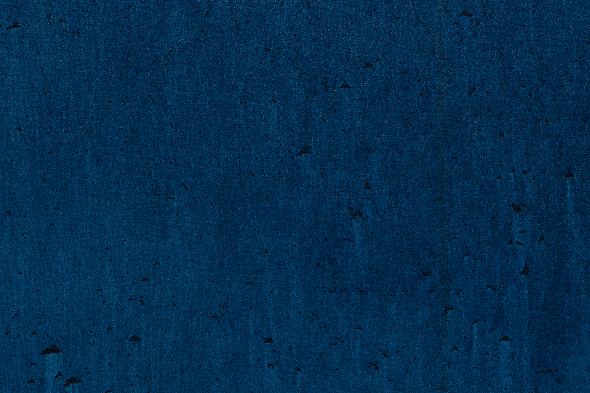 في وقت مبكر من نضجها ، أثبتت هود نفسها كفنانة للصور المشحونة ميتافيزيقيا التي انخرطت في مختلف علم الكونيات عند عودتها إلى هيوستن في عام 1962. بلو ووترز هي من بين تلك الأعمال التي تعكس بحثها المستمر عن القوت الروحي. يصل شريط من اللون الأزرق المشبع غير الشفاف إلى الأمام في كرة من اللون الأزرق السماوي الباهت ، تذكرنا بكرة أرضية مائية. يشبه هذا التدخل الجريء والمتناغم ذراعا أثيريا يحول حالة سائلة إلى أخضر فثالو فسفوري ساحر ، وبذخه وتألقه المتدفق يوحي بالتدخل الإلهي الذي يستحضر استعارة &quot;يد الله&quot; ، ويحرك جوهر الحياة. غالبا ما يدعو استخدام هود البارع للون والشكل إلى تفسيرات لاحتضان كوني أو روحي داخل العالم الطبيعي. ومع ذلك ، فإن غسلها الرقيق للون المصبوب لا يظهر العشوائية أو عدم اليقين ولكن إتقانها الرائع وسيطرتها التي تضيف عنصرا آخر من الرهبة إلى Blue Waters.