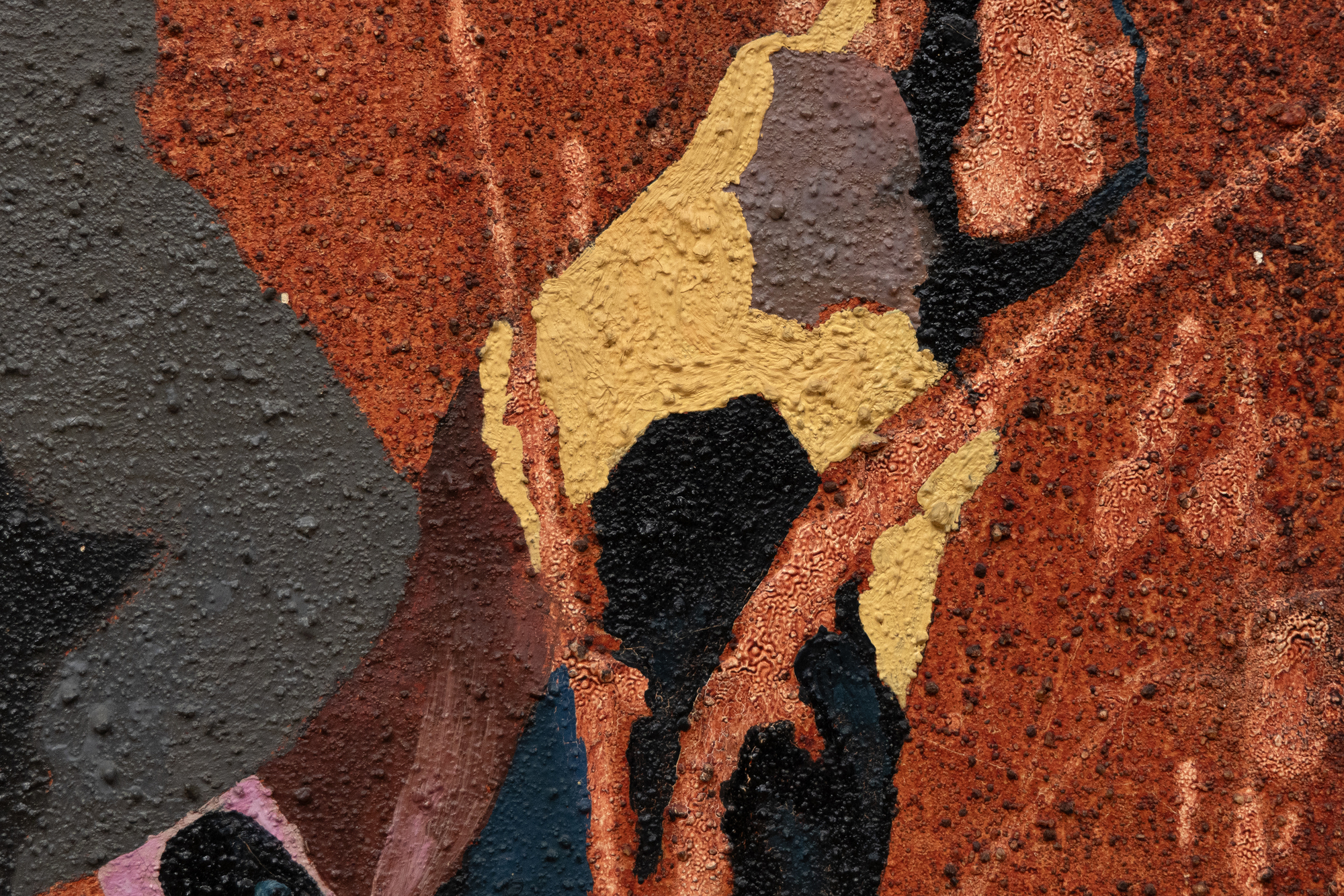 Cuando Dorothy Hood pintó Genios en 1956, exploró nuevos territorios, desarrollando varios métodos y un vocabulario de formas orgánicas extraídas de sus observaciones de la naturaleza y el cuerpo humano. Incluyendo su naturaleza ambigua y transformadora, los elementos abstractos y figurativos participan en una interacción dinámica, tejiendo, entrelazando y fusionando identidades dentro de una sopa metafísica. En lugar de la estasis formal de un tapiz tejido, en Genios, la abstracción respira, se estira y fluye en un campo de energía de zarcillos nervudos en forma de cinta. Es una obra que encarna una fusión de abstracción y surrealismo. Su profundidad de campo implícita, la perspectiva y las referencias figurativas sugieren a una mujer cuyo cuerpo arqueado impregna la pieza de profundidad emocional, psicológica o mitológica. Estos elementos capturan la compleja esencia de la postura y la situación de una mujer, combinando efectivamente los límites entre dos movimientos artísticos distintos.