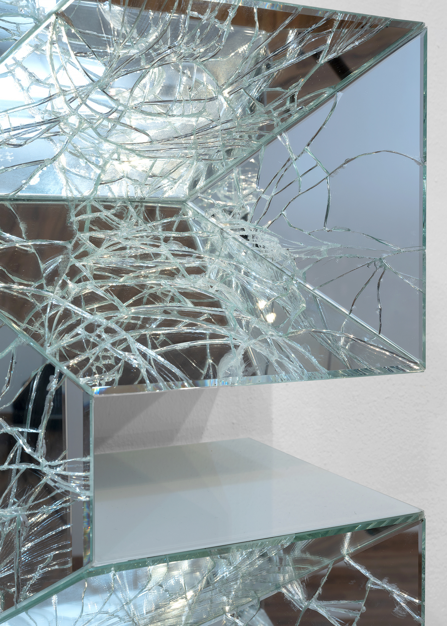 ダグ・エイトケンは、極端に拡大・断片化した画面を使った実験的なビデオアーティストとしてよく知られています。鏡は、彼の彫刻、インスタレーション、映画において中心的なモチーフとなっています。2011年に制作されたクロエ・セヴィニー主演の「ブラック・ミラー」は、コレクターのダキス・ジョアンヌの依頼で、ギリシャ沖に浮かぶはしけの上でデビューしました。2016年のカタリナ島沖の画期的な水中アートインスタレーションでは、表面が鏡面になっているパビリオンが、水中を流れる光を屈折させ、万華鏡のような視覚効果を生み出しました。2012年に制作されたこの彫刻「Movie」でも鏡が使用されており、同様の知覚の分断の感覚を呼び起こし、印象的なプリズム照明効果を作り出しています。この作品は、「Fate」「Free」「Now」「Riot」「Sex」「Star」など、パンチの効いた言葉を使ったテキスト彫刻のシリーズから生まれました。