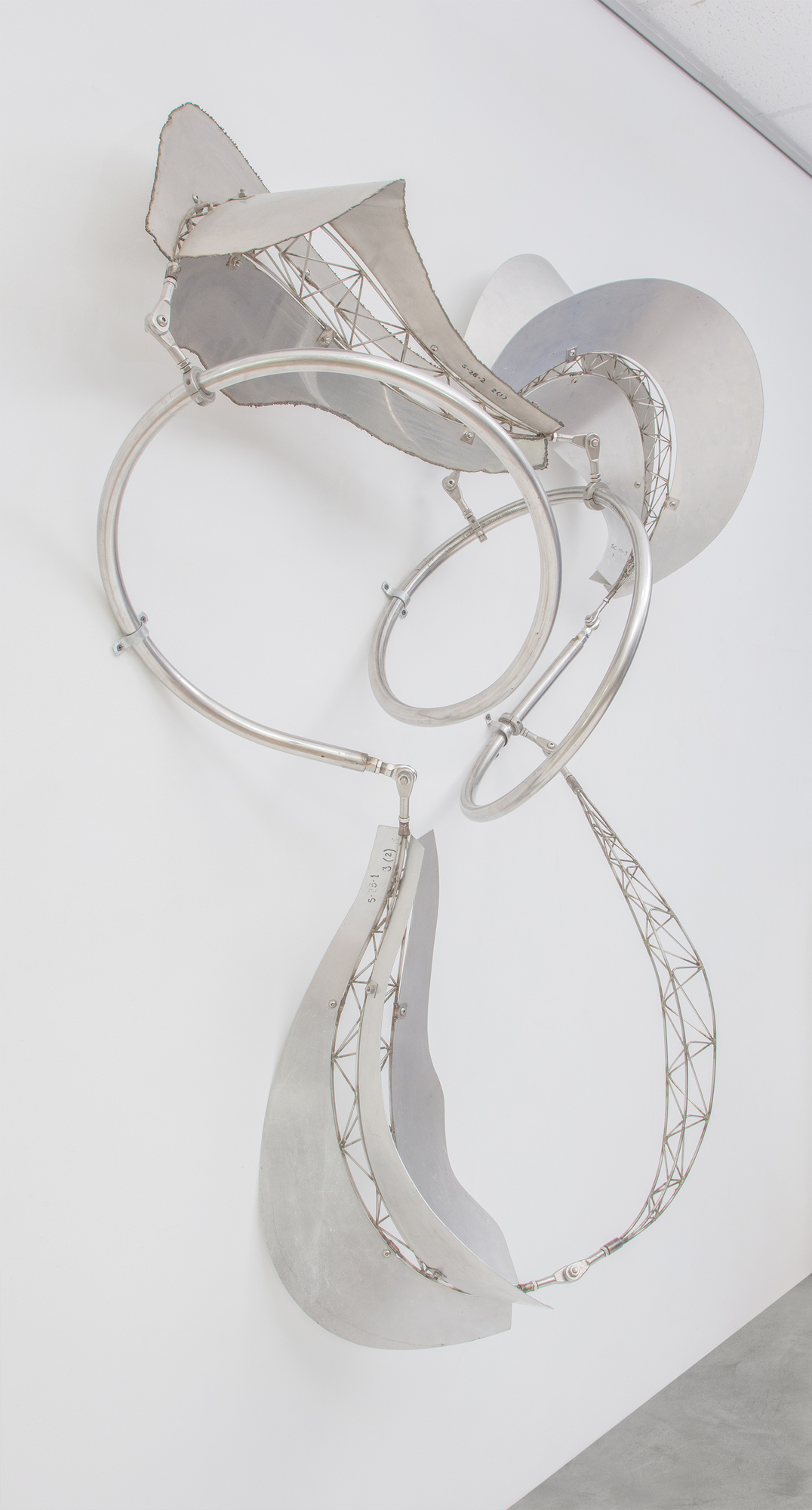 弗兰克-斯特拉（Frank Stella）的巴厘岛系列雕塑作品以浮动和流动的形式为特征，延伸至观者的空间，并邀请观者与其环境互动。在巴厘岛文化中，&quot;dadap &quot;是一种与生长和仪式意义相关的树木，它反映了斯特拉雕塑的有机和动态性质。斯特拉将竹子改用不锈钢和铝材，保留了巴厘岛美学的本质，即推崇有机、流动、动态地与空间互动的形式。Dadap 展示了斯特拉主题探索的连续性，其作品的精神超越了材料。金属具有不同的质感、反射性以及与光线和空间的互动性，但它坚持运动和互动的原则。这是形式和概念在不同媒介间的创造性转换，既保留了最初灵感的精神，又允许新材料的特性在全新的语境中表达这些想法。