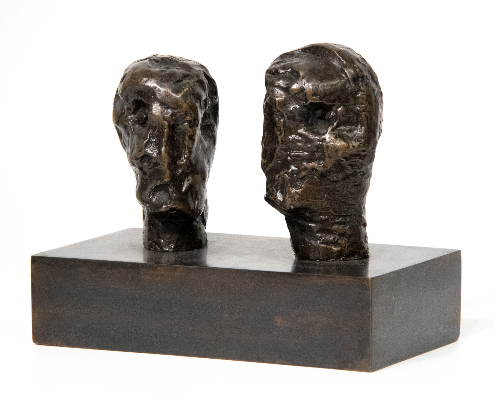 HENRY MOORE - Têtes d&#039;empereur - bronze à patine brune - 6 3/4 x 8 1/4 x 4 1/2 in.