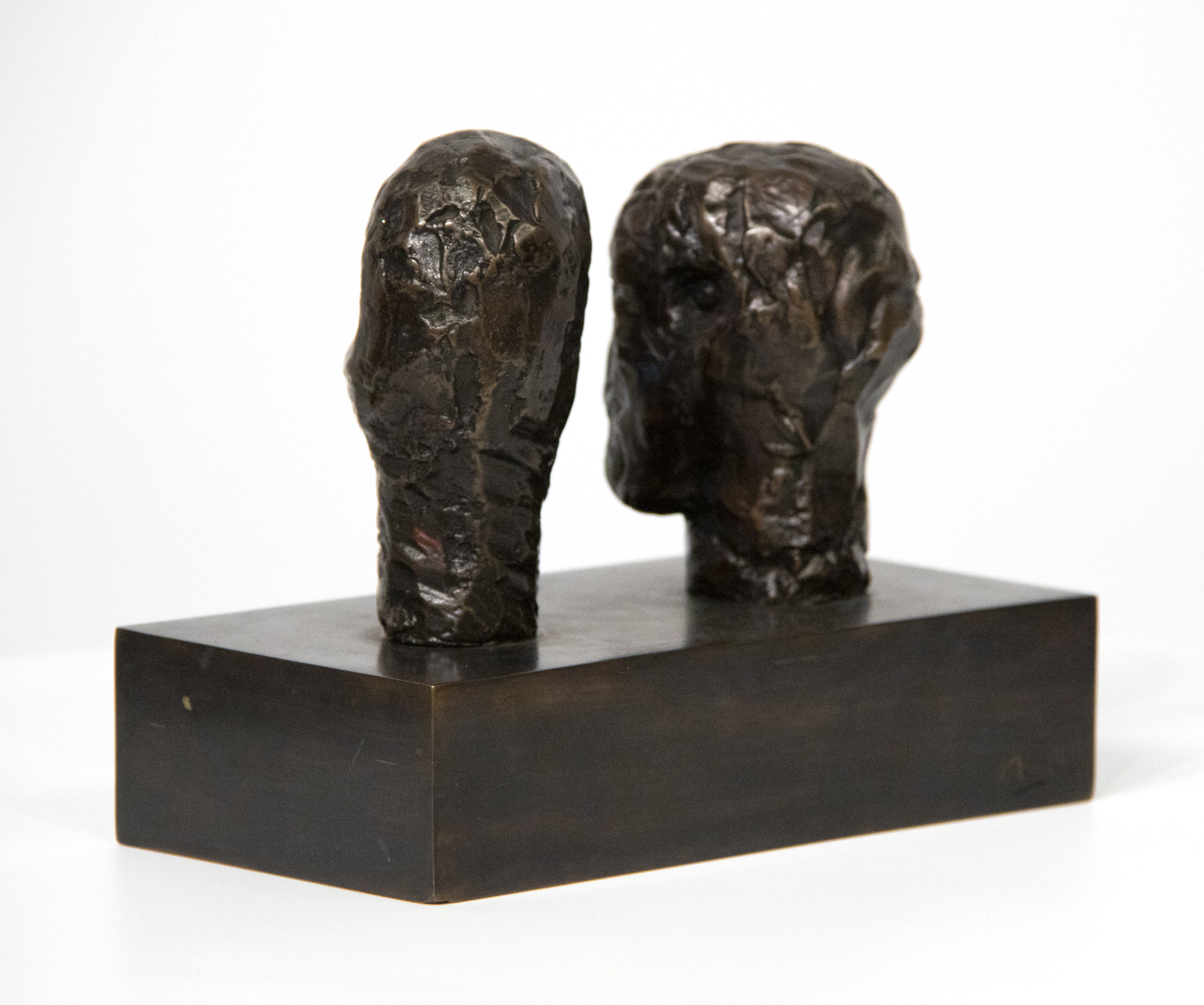 HENRY MOORE - Cabezas de Emperador - bronce con pátina marrón - 6 3/4 x 8 1/4 x 4 1/2 in.