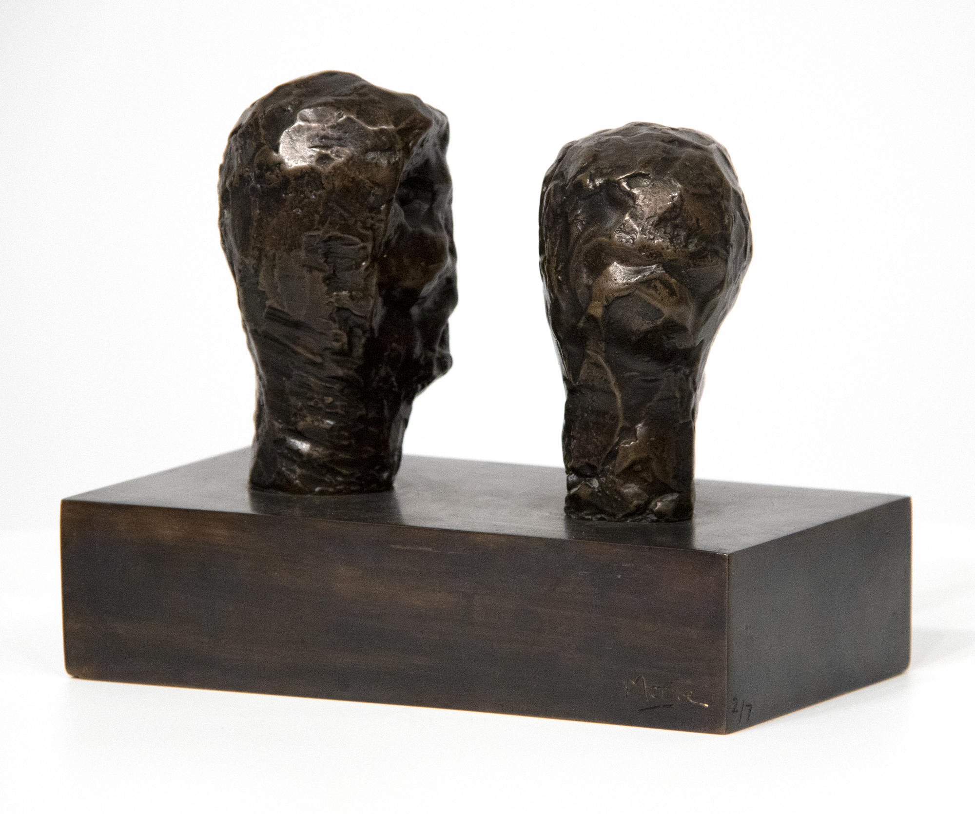 HENRY MOORE - Cabezas de Emperador - bronce con pátina marrón - 6 3/4 x 8 1/4 x 4 1/2 in.