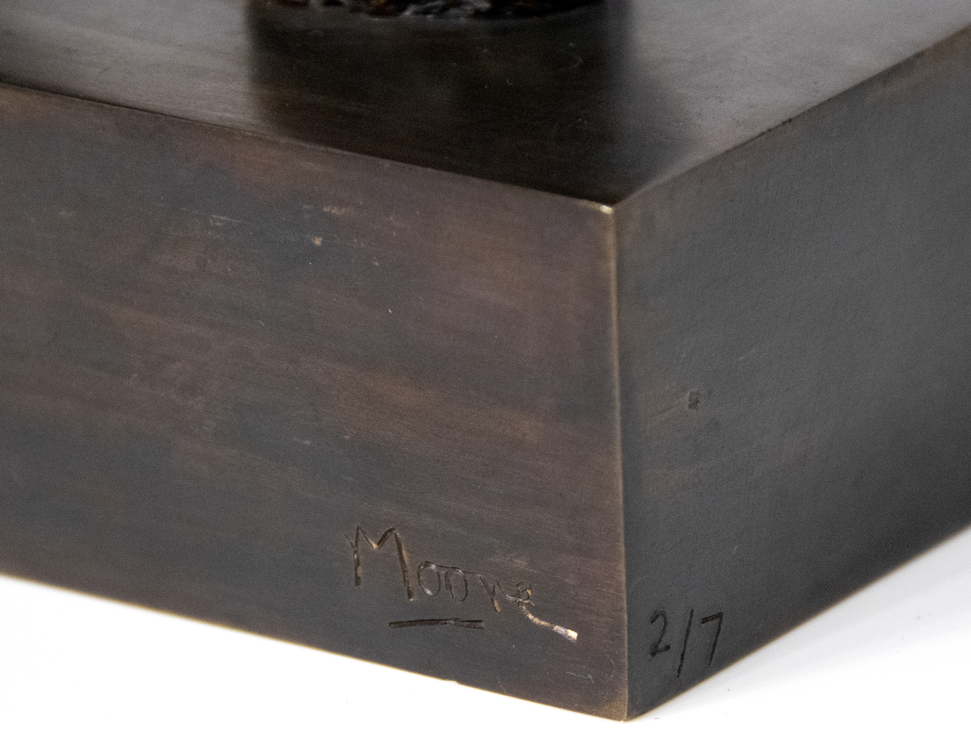 HENRY MOORE - Têtes d&#039;empereur - bronze à patine brune - 6 3/4 x 8 1/4 x 4 1/2 in.