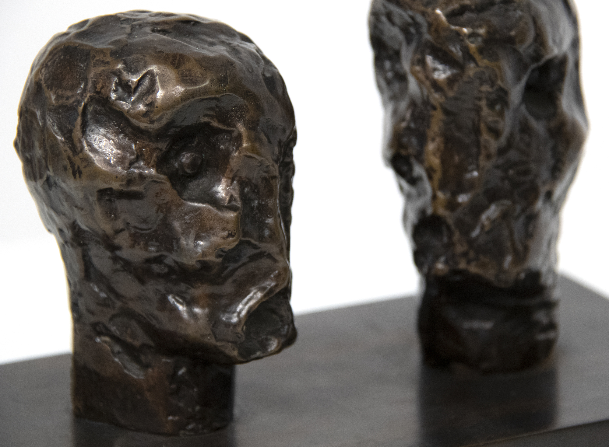 HENRY MOORE - Emperor&#039;s Heads - Bronze mit brauner Patina - 6 3/4 x 8 1/4 x 4 1/2 in.