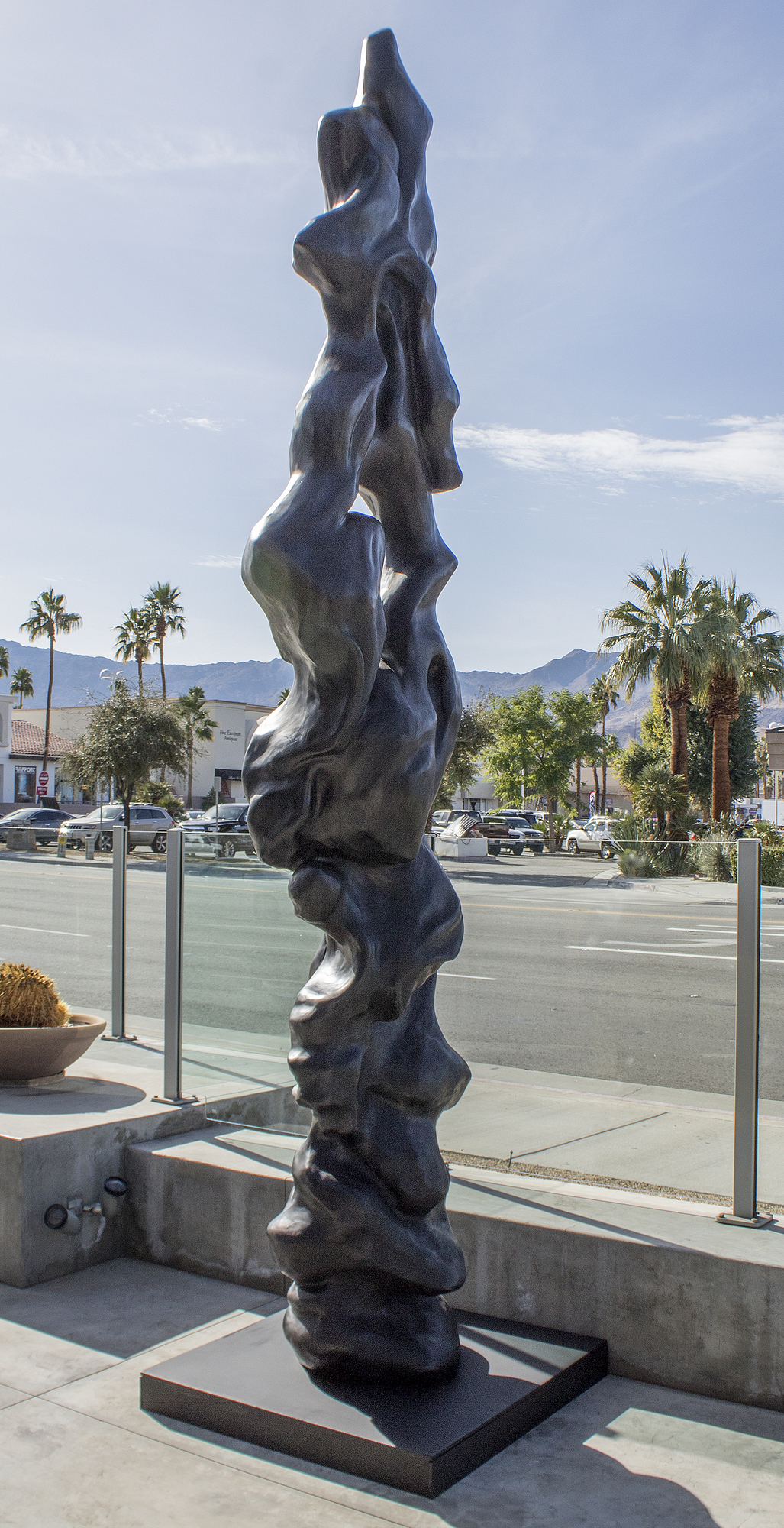 Von Herb Alberts vielen in Bronze gegossenen, seidig-schwarz patinierten Geistertotems haben nur wenige eine so ausgeprägt männliche Ausstrahlung wie Warrior. Der Titel "Warrior" ist eine treffende Beschreibung, die unter anderem die Attribute Stärke, Mut und unzerbrechlicher Geist anspricht, und wird von einer absteigenden, gezackten Krone gekrönt, die sich ebenso gut auf den Kamm eines Raubvogels wie auf den Kopfschmuck eines Häuptlings der Prärieindianer beziehen könnte.  Ähnlich wie bei den Arbeiten von Henry Moore hängen diese Assoziationen zum Teil vom Negativraum ab, um den dynamischen und starken Eindruck zu erzeugen, den diese beeindruckende Skulptur vermittelt.