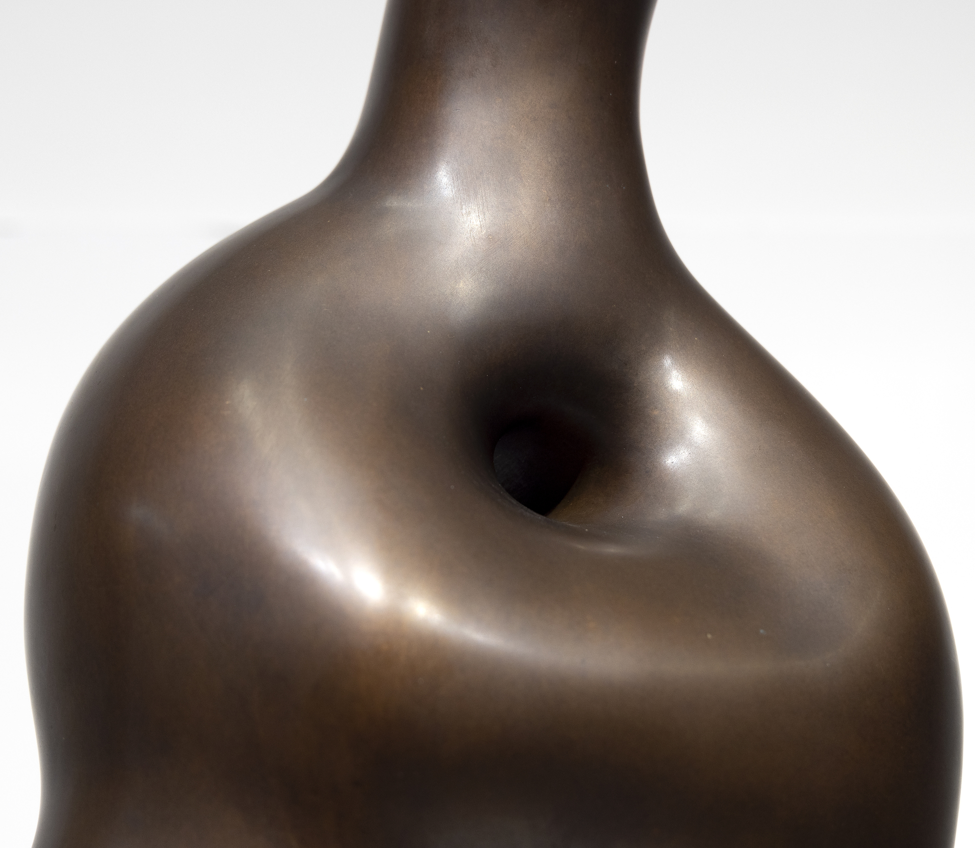 JEAN ARP - Escultura Mythique - bronce - 25 x 9 1/2 x 12 in.