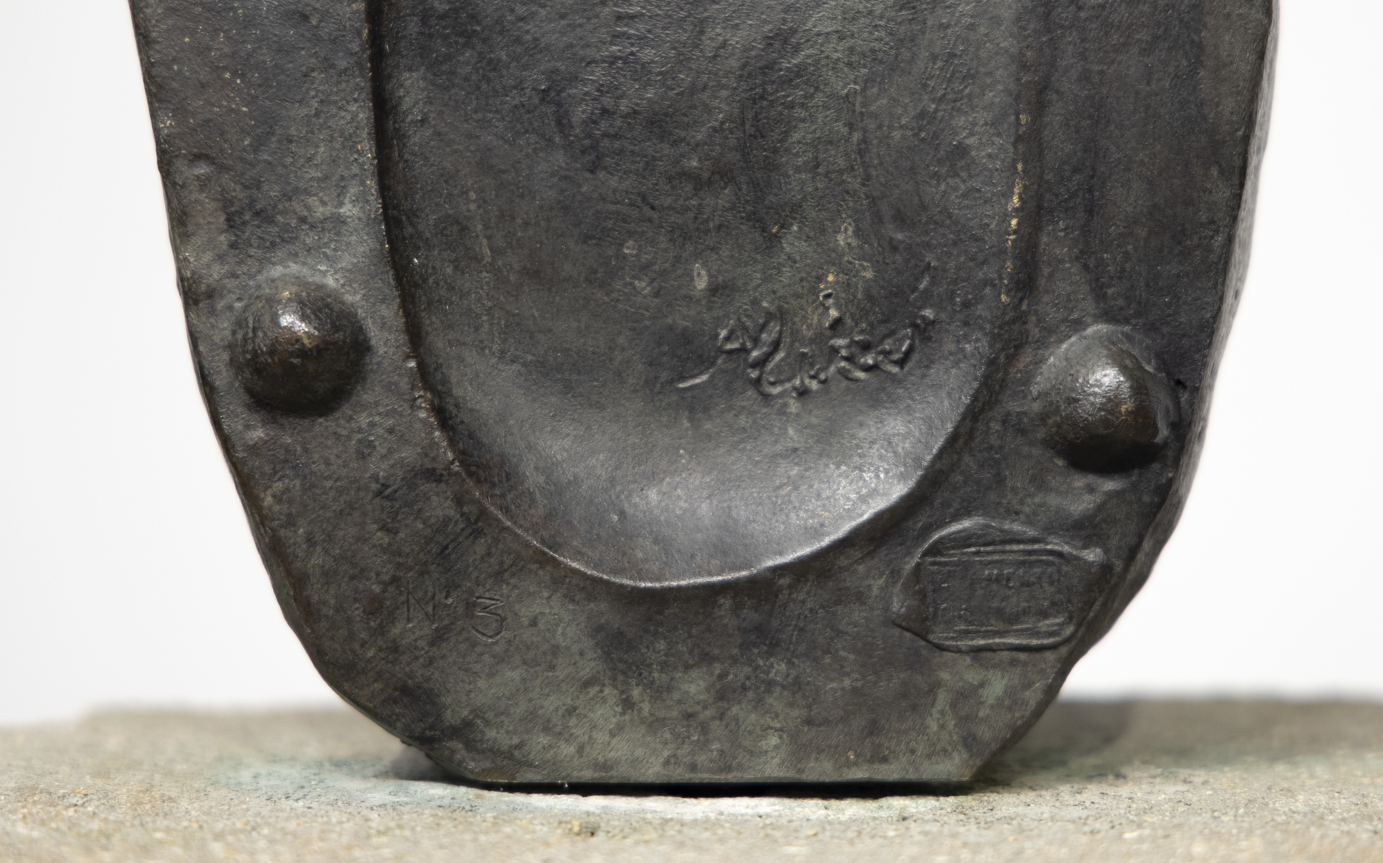JOAN MIRO - L&#039;Oiseau - bronce y bloque de hormigón - 23 7/8 x 20 x 16 1/8 in.