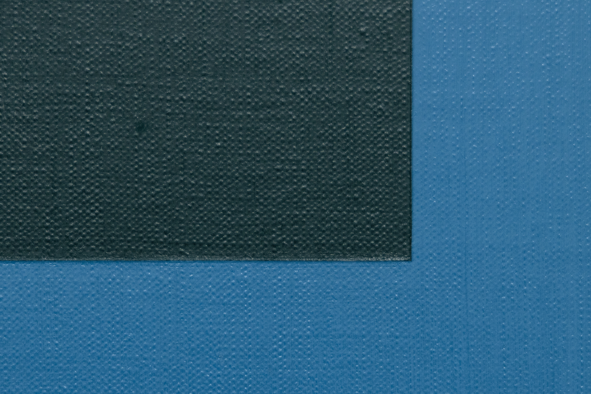 Karl Benjamin y sus colegas Lorser Feitelson, Frederick Hammersley y John McLaughlin ocupan un lugar destacado en la historia del arte abstracto estadounidense. Conocidos por sus formas geométricas precisas y sus bordes limpios que enfatizan la planitud, son los pintores californianos del Hard-edge que surgieron a finales de la década de 1950. A diferencia de Ellsworth Kelly, por ejemplo, su obra refleja un brillo, una claridad y una paleta que sugieren el entorno natural y construido de California en lugar de las influencias más urbanas e industriales que se perciben en la Costa Este. Además, en comparación con la competitiva escena artística de la Costa Este, el grupo californiano era una comunidad de artistas relativamente pequeña y muy unida, con un sentido de la colaboración y la exploración compartida que contribuyó a crear un movimiento cohesionado con una identidad propia.