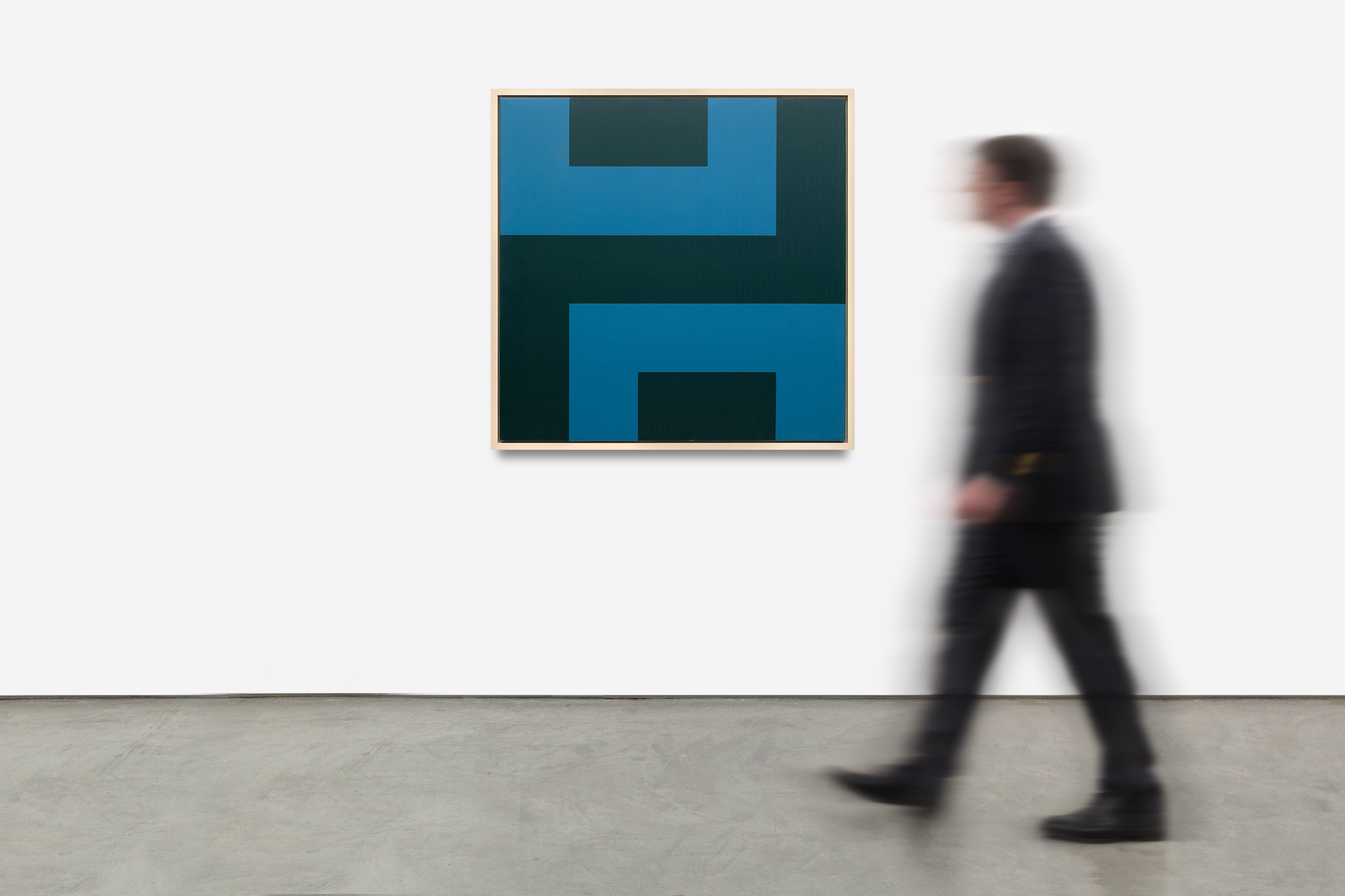 Karl Benjamin et ses pairs Lorser Feitelson, Frederick Hammersley et John McLaughlin occupent une place à part dans l&#039;histoire de l&#039;art abstrait américain. Connus pour leurs formes géométriques précises et leurs bords nets soulignant la planéité, ils sont les peintres californiens de la &quot;Hard Edge&quot; qui ont émergé à la fin des années 1950. Contrairement à Ellsworth Kelly, par exemple, leurs œuvres reflètent une luminosité, une clarté et une palette qui suggèrent l&#039;environnement naturel et bâti de la Californie plutôt que les influences plus urbaines et industrielles ressenties sur la côte est. En outre, comparé à la scène artistique compétitive de la côte Est, le groupe californien était une communauté d&#039;artistes relativement petite et soudée, avec un sens de la collaboration et de l&#039;exploration partagée qui a contribué à un mouvement cohésif avec une identité distincte.