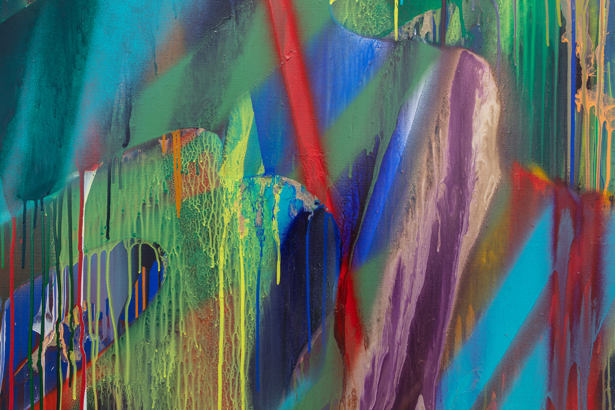 Katharine Grosse&#039;s Untitled von 2016 erweitert unsere Wertschätzung für eine Künstlerin, die dieselbe Energie, Kühnheit und Missachtung von Konventionen wie in ihren monumentalen architektonischen Installationen auf das traditionelle Medium der Farbe auf Leinwand überträgt. Die Farbe explodiert auf einer komplexen, reich geschichteten Oberfläche aus gegossenen Farbaufträgen, die verlaufen, nieseln oder spritzen, aus leuchtenden, transparenten Schleiern und sich überlagernden Farbbändern, die zu weichen Farbübergängen vernebelt werden. Das Ergebnis ist ein faszinierender Eindruck von räumlicher Tiefe und Dreidimensionalität. Es ist aber auch eine Meisterleistung, die Grosse&#039;s Brillanz in der Verbindung von Chaos und Kontrolle, Spontaneität und Absicht offenbart. Ihre Palette an Techniken schafft einen fesselnden Dialog zwischen dem Zufälligen und dem Geplanten, ein Markenzeichen ihres einzigartigen Stils.