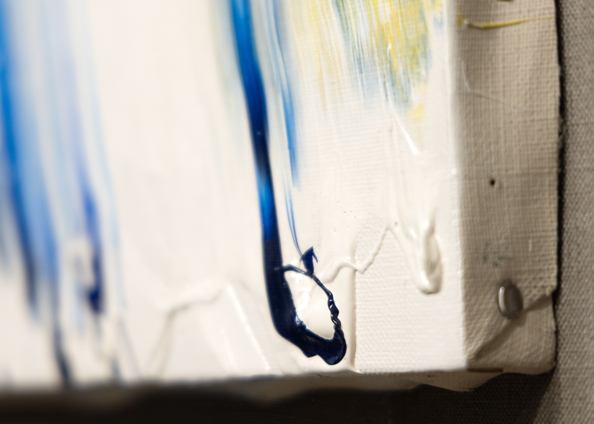 Unter den japanischen Gutai-Künstlern, die sich in den 1950er Jahren formierten, arbeitete keiner so schnell und furchtlos wie Kazuo Shiraga. Seine Gemälde zeichnen sich durch dynamische, gestische Pinselstriche aus, die oft auf unkonventionelle Art und Weise entstehen. Shiraga setzte bekanntlich seinen Körper als Malwerkzeug ein und trug oft Farbe mit seinen Füßen auf Leinwand oder Papier auf, während er an einem Seil hing. Die Texturen sind in der Regel dick, aber immer sehr taktil, mit Farbschichten, die dem Werk Tiefe und Körperlichkeit verleihen. Auf der anderen Seite setzt Taki auf rohe Streifen aus bunten Farben, die eine ungezügelte Energie und ein Gefühl von Freiheit und Rebellion hervorrufen, für das er bekannt ist, indem er traditionelle künstlerische Konventionen in Frage stellt und die Grenzen des kreativen Ausdrucks verschiebt.