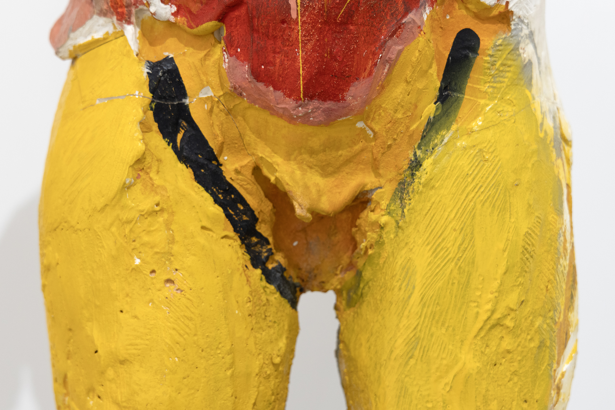Manuel Neris frühe Pappmaché-Arbeiten waren bahnbrechend für die bildhauerische Technik, und seine Herangehensweise an die Bemalung seiner Skulpturen spiegelt seine tiefe Auseinandersetzung mit dem Ausdruckspotenzial von Farbe und Form wider. Die Wahl und Platzierung der Farben in Hombre Colorado II erzeugt eine besonders intensive Reaktion, die sein nuanciertes Verständnis der psychologischen und emotionalen Dimension von Farbe widerspiegelt. Das 1958 konzipierte und produzierte Werk Hombre Colorado II spiegelt eine Zeit wider, in der Neri und seine Frau Joan Brown in einem reichen künstlerischen Austausch standen und maßgeblich zur Entwicklung ihres jeweiligen Stils und der figurativen Bewegung der Bay Area beitrugen, in der sie eine wichtige Rolle spielten.