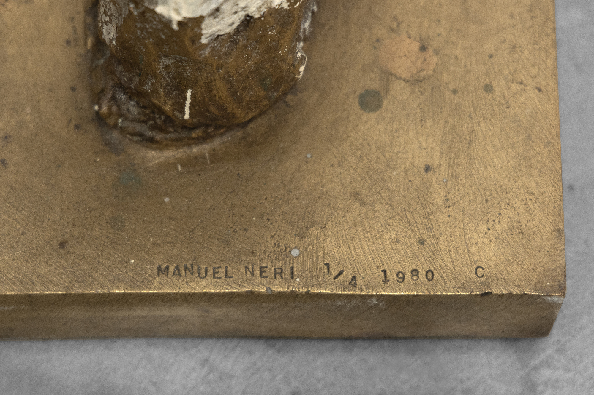 À la fin des années 1990, Manuel Neri a commencé à transformer de nombreuses sculptures en plâtre en bronze, revenant souvent à des œuvres antérieures pour produire de nouvelles interprétations imaginées de chaque pièce. Ces séries, presque indiscernables en termes de forme et de détails de surface, explorent l&#039;impact de différentes combinaisons de couleurs et de marquages qui impliquent diverses actions, notamment l&#039;incision, le brossage, le grattage ou la superposition de matériaux. En expérimentant différentes techniques de marquage, Neri a pu explorer l&#039;interaction entre la forme, la couleur, la texture et la lumière. Dans le contexte de la Figure debout n° 3, Neri a limité sa palette à une palette de couleurs analogues, en diluant la peinture pour créer des gradations subtiles qui mettent en valeur l&#039;extérieur lisse et raffiné de la sculpture.