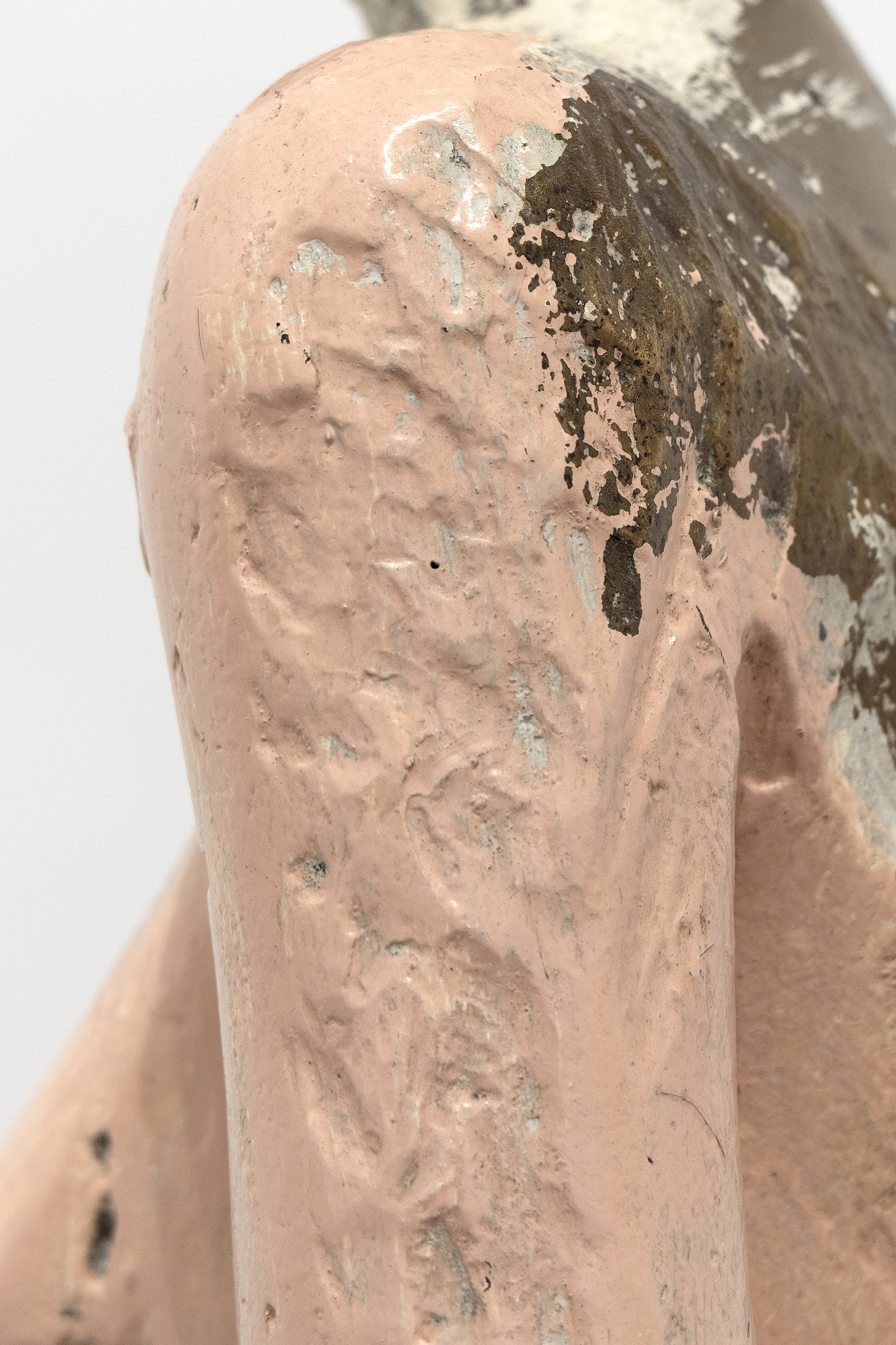 A finales de la década de 1990, Manuel Neri comenzó a transformar numerosas esculturas de escayola en bronce, volviendo con frecuencia a obras anteriores para producir nuevas versiones imaginadas de cada pieza. Estas series, casi indistinguibles en forma y superficie, exploran el impacto de diferentes combinaciones de color y marcas que implican diversas acciones, como incisiones, cepillados, raspados o capas de materiales. Experimentando con distintas técnicas de marcado, Neri pudo explorar la interacción entre forma, color, textura y luz. En el contexto de la Figura de pie n.º 3, Neri limitó su paleta a un esquema cromático análogo, diluyendo la pintura para crear sutiles gradaciones que realzan el exterior elegante y refinado de la escultura.