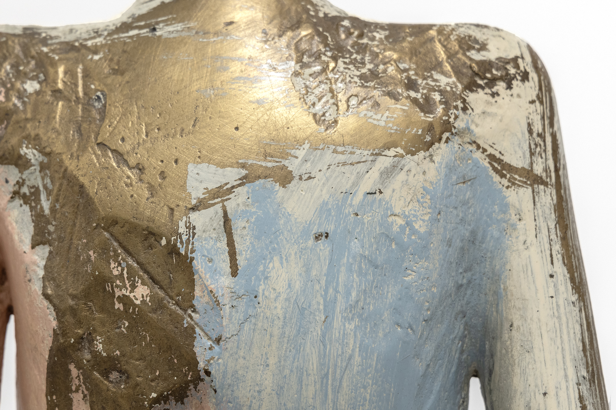 A finales de la década de 1990, Manuel Neri comenzó a transformar numerosas esculturas de escayola en bronce, volviendo con frecuencia a obras anteriores para producir nuevas versiones imaginadas de cada pieza. Estas series, casi indistinguibles en forma y superficie, exploran el impacto de diferentes combinaciones de color y marcas que implican diversas acciones, como incisiones, cepillados, raspados o capas de materiales. Experimentando con distintas técnicas de marcado, Neri pudo explorar la interacción entre forma, color, textura y luz. En el contexto de la Figura de pie n.º 3, Neri limitó su paleta a un esquema cromático análogo, diluyendo la pintura para crear sutiles gradaciones que realzan el exterior elegante y refinado de la escultura.