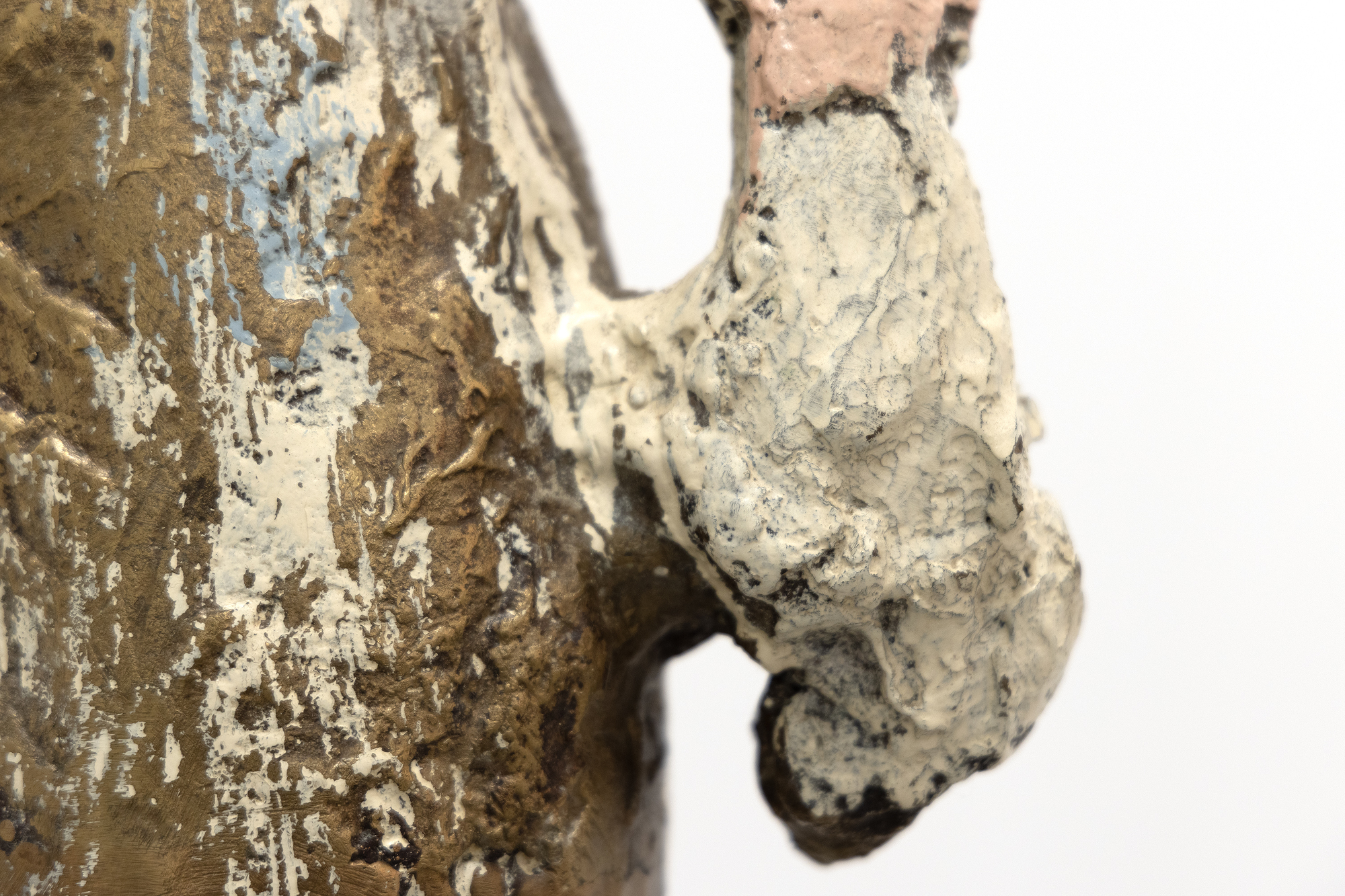 À la fin des années 1990, Manuel Neri a commencé à transformer de nombreuses sculptures en plâtre en bronze, revenant souvent à des œuvres antérieures pour produire de nouvelles interprétations imaginées de chaque pièce. Ces séries, presque indiscernables en termes de forme et de détails de surface, explorent l&#039;impact de différentes combinaisons de couleurs et de marquages qui impliquent diverses actions, notamment l&#039;incision, le brossage, le grattage ou la superposition de matériaux. En expérimentant différentes techniques de marquage, Neri a pu explorer l&#039;interaction entre la forme, la couleur, la texture et la lumière. Dans le contexte de la Figure debout n° 3, Neri a limité sa palette à une palette de couleurs analogues, en diluant la peinture pour créer des gradations subtiles qui mettent en valeur l&#039;extérieur lisse et raffiné de la sculpture.