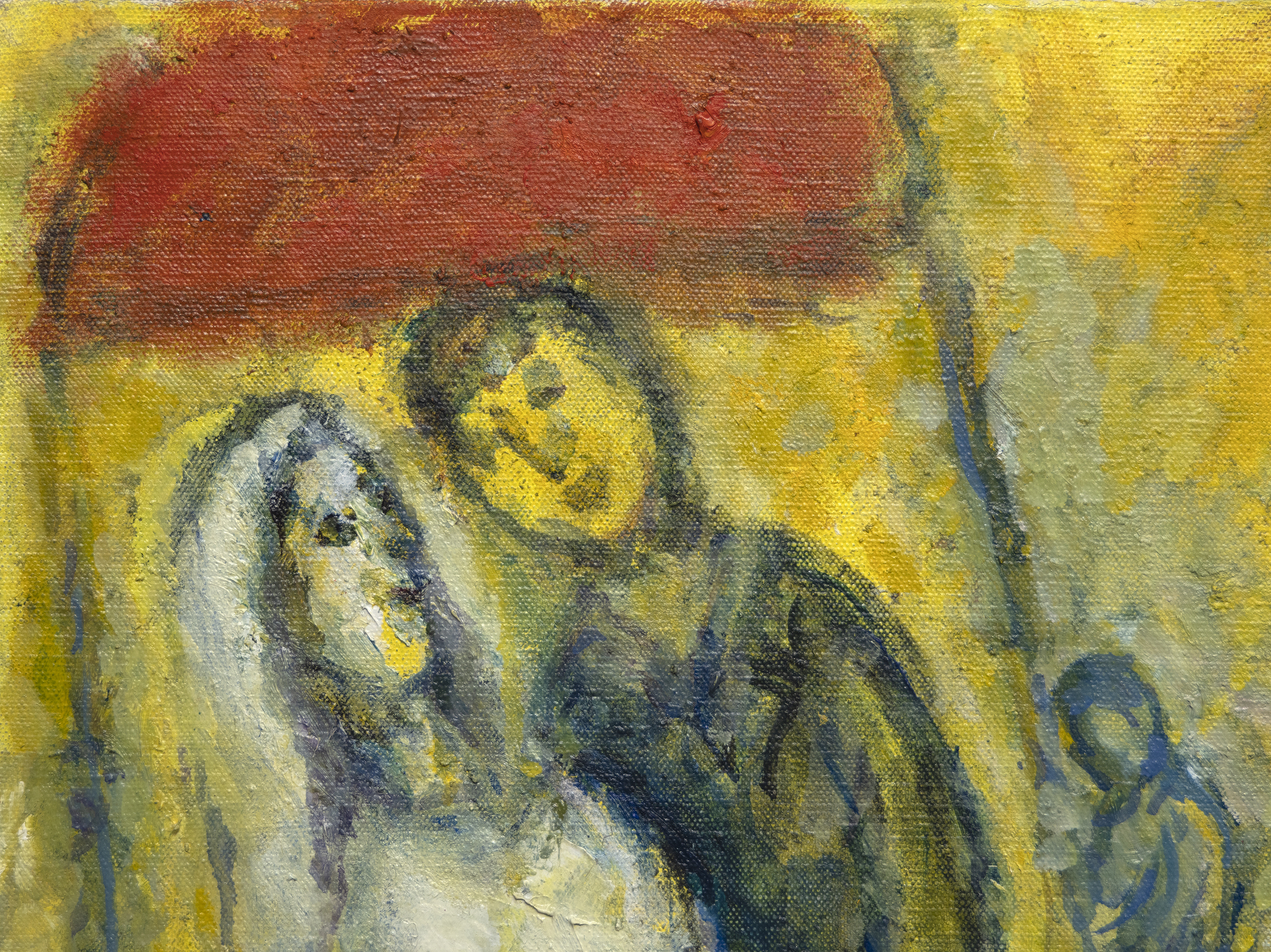 Die Welt von Marc Chagall lässt sich nicht eindämmen oder begrenzen durch die Etiketten, die wir ihr anheften. Es ist eine Welt der Bilder und Bedeutungen, die ihren eigenen, herrlich mystischen Diskurs bilden. Les Mariés sous le baldaquin (Die Braut und der Bräutigam unter dem Baldachin) entstand zu Beginn des 90. Lebensjahres des Künstlers, eines Mannes, der Tragödien und Kämpfe erlebt hatte, der aber nie die Momente der Freude im Leben vergaß. Hier werden uns die träumerischen Freuden einer russischen Dorfhochzeit mit ihren Arrangements aus altgedienten Teilnehmern mit so viel fröhlichem Witz und heiterer Unschuld vor Augen geführt, dass man sich ihrem Charme nicht entziehen kann. Durch die Verwendung einer goldfarbenen Emulsion, die eine Kombination aus Öl und opaker Gouache auf Wasserbasis darstellt, wird die Wärme, das Glück und der Optimismus von Chagalls üblichem Positivismus in einen leuchtenden Glanz gehüllt, der an den Einfluss von religiösen Ikonen mit Blattgold oder an die Malerei der Frührenaissance erinnert, die den Eindruck von göttlichem Licht oder spiritueller Erleuchtung vermitteln wollte. Die Kombination von Öl und Gouache kann eine Herausforderung sein. Aber hier, in Les Mariés sous le baldaquin, setzt Chagall sie ein, um der Szene eine jenseitige Qualität zu verleihen, fast so, als ob sie sich vor seinem geistigen Auge materialisiert hätte. Die zarte Textur erweckt den Eindruck, dass das Licht vom Werk selbst ausgeht, und verleiht den im Himmel schwebenden Figuren eine gespenstische Qualität.