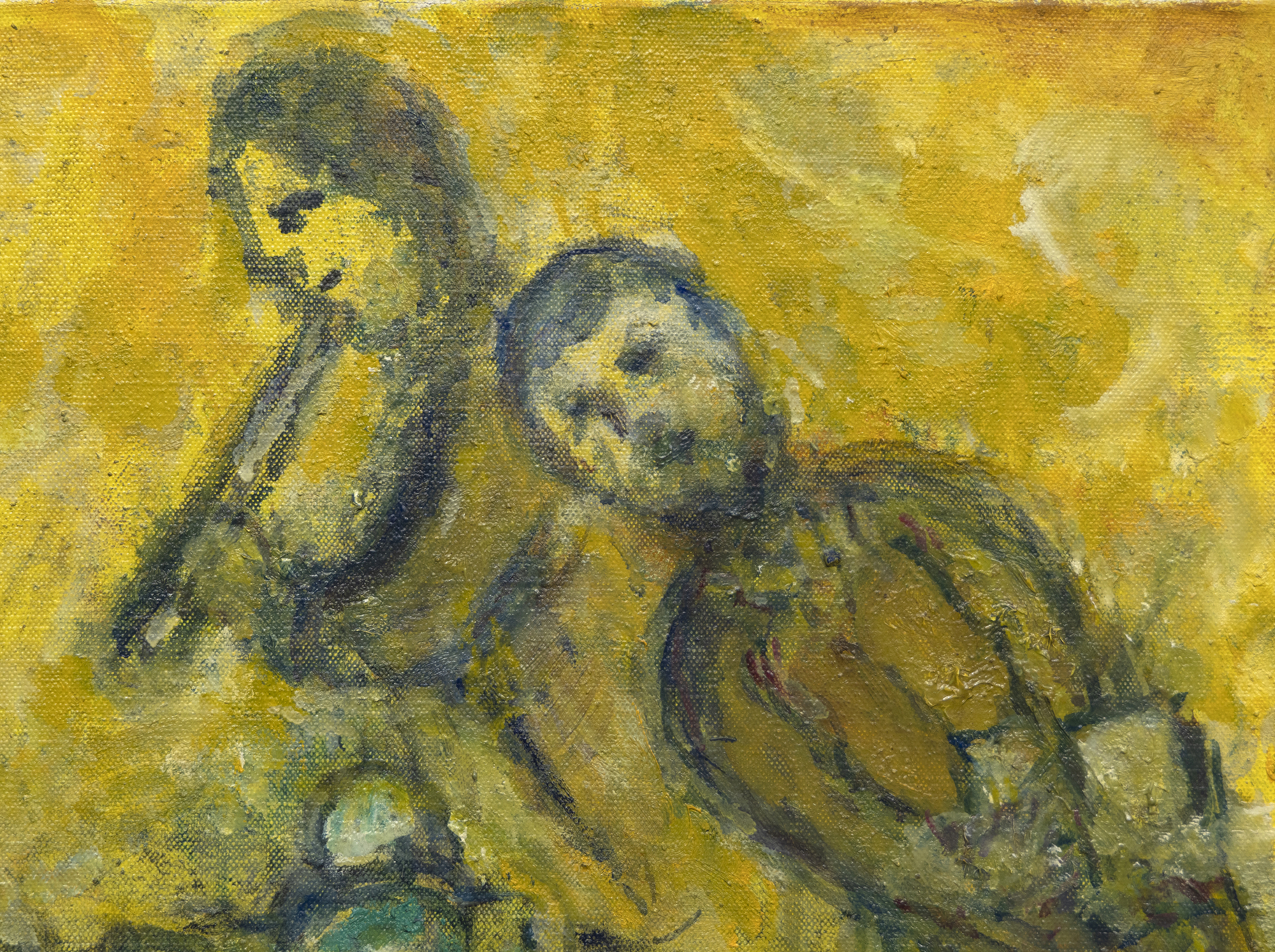 Die Welt von Marc Chagall lässt sich nicht eindämmen oder begrenzen durch die Etiketten, die wir ihr anheften. Es ist eine Welt der Bilder und Bedeutungen, die ihren eigenen, herrlich mystischen Diskurs bilden. Les Mariés sous le baldaquin (Die Braut und der Bräutigam unter dem Baldachin) entstand zu Beginn des 90. Lebensjahres des Künstlers, eines Mannes, der Tragödien und Kämpfe erlebt hatte, der aber nie die Momente der Freude im Leben vergaß. Hier werden uns die träumerischen Freuden einer russischen Dorfhochzeit mit ihren Arrangements aus altgedienten Teilnehmern mit so viel fröhlichem Witz und heiterer Unschuld vor Augen geführt, dass man sich ihrem Charme nicht entziehen kann. Durch die Verwendung einer goldfarbenen Emulsion, die eine Kombination aus Öl und opaker Gouache auf Wasserbasis darstellt, wird die Wärme, das Glück und der Optimismus von Chagalls üblichem Positivismus in einen leuchtenden Glanz gehüllt, der an den Einfluss von religiösen Ikonen mit Blattgold oder an die Malerei der Frührenaissance erinnert, die den Eindruck von göttlichem Licht oder spiritueller Erleuchtung vermitteln wollte. Die Kombination von Öl und Gouache kann eine Herausforderung sein. Aber hier, in Les Mariés sous le baldaquin, setzt Chagall sie ein, um der Szene eine jenseitige Qualität zu verleihen, fast so, als ob sie sich vor seinem geistigen Auge materialisiert hätte. Die zarte Textur erweckt den Eindruck, dass das Licht vom Werk selbst ausgeht, und verleiht den im Himmel schwebenden Figuren eine gespenstische Qualität.