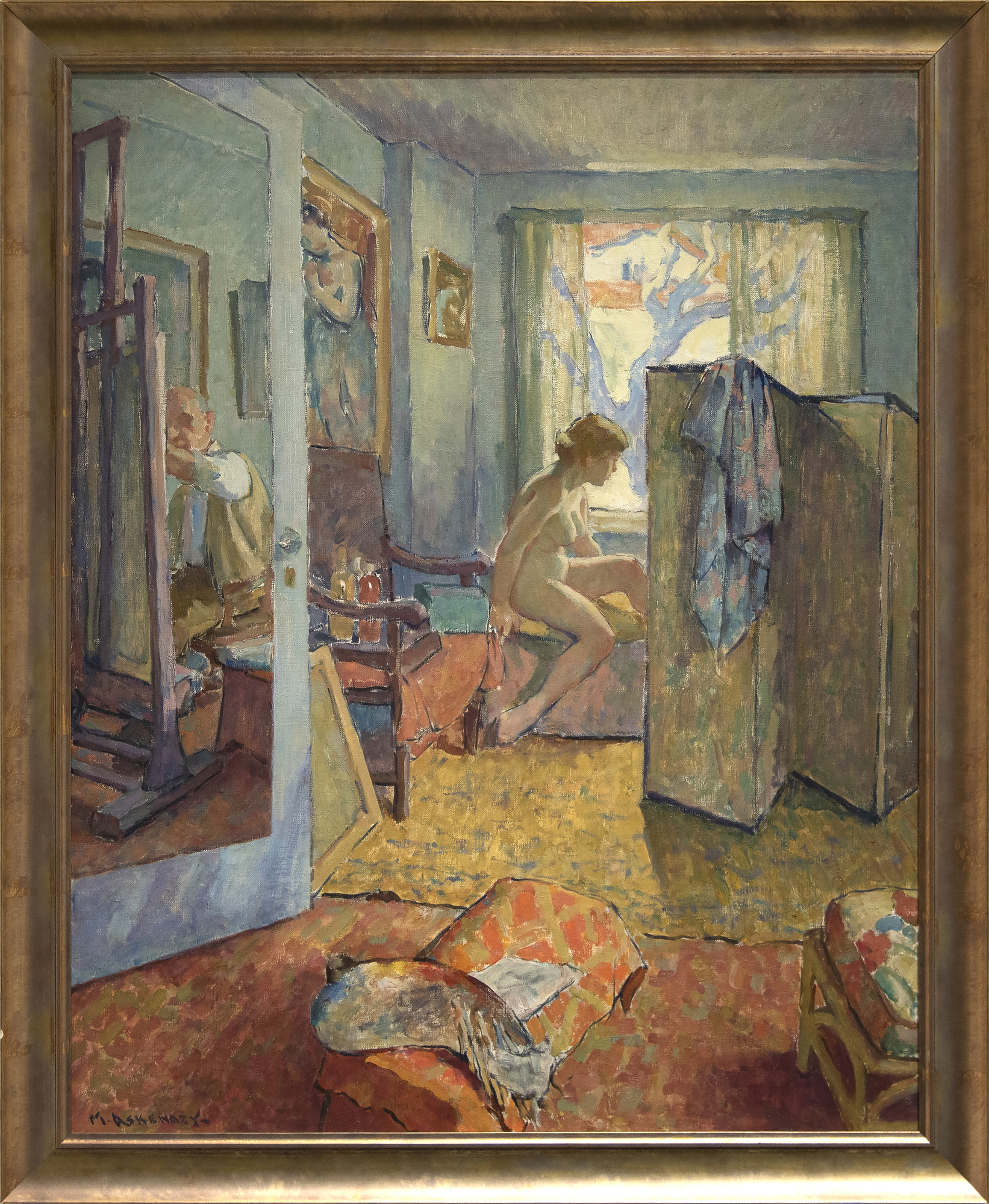 &quot;Interior&quot; est l&#039;une des compositions les plus modernes de Maurice Askenazy, évoquant l&#039;œuvre de Bonnard ou de Vuillard. La scène intime montre une femme modèle nue, vue de profil, posant pour un peintre dans un studio ensoleillé. La porte de la salle est ouverte, donnant l&#039;impression que le spectateur vole un aperçu d&#039;une interaction privée entre l&#039;artiste et le modèle. Un miroir astucieusement placé au dos de la porte ouverte révèle le reflet du peintre, que nous sommes censés prendre pour Askenazy lui-même, au travail. Askenazy prend grand soin de représenter les détails de la pièce, du pouf à motifs aux peintures encadrées sur les murs, chacune une mosaïque de couleur impressionniste.