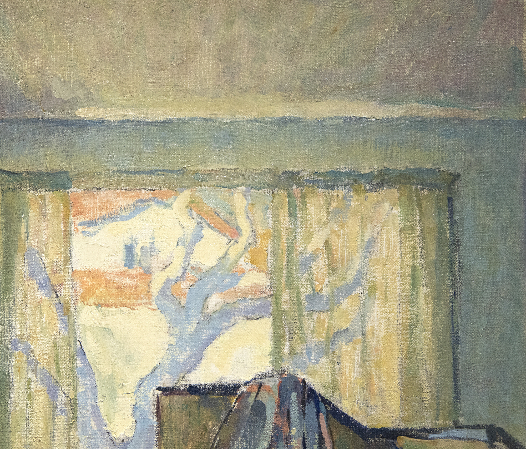 &quot;Interior&quot; ist eine von Maurice Askenazys moderneren Kompositionen, die an das Werk von Bonnard oder Vuillard erinnern. Die intime Szene zeigt ein nacktes weibliches Modell, das dramatisch im Profil zu sehen ist und für einen Maler in einem sonnenverwöhnten Studio posiert. Die Tür zum Raum ist offen und erweckt den Eindruck, dass der Betrachter einen Blick auf eine private Interaktion zwischen Künstler und Modell wirft. Ein geschickt platzierter Spiegel auf der Rückseite der offenen Tür offenbart das Spiegelbild des Malers, den wir als Askenazy selbst bei der Arbeit nehmen sollen. Askenazy legt großen Wert darauf, die Details des Raumes darzustellen, vom gemusterten Ottoman bis hin zu den gerahmten Gemälden an den Wänden, die jeweils ein Mosaik von impressionistischer Farbe sind.