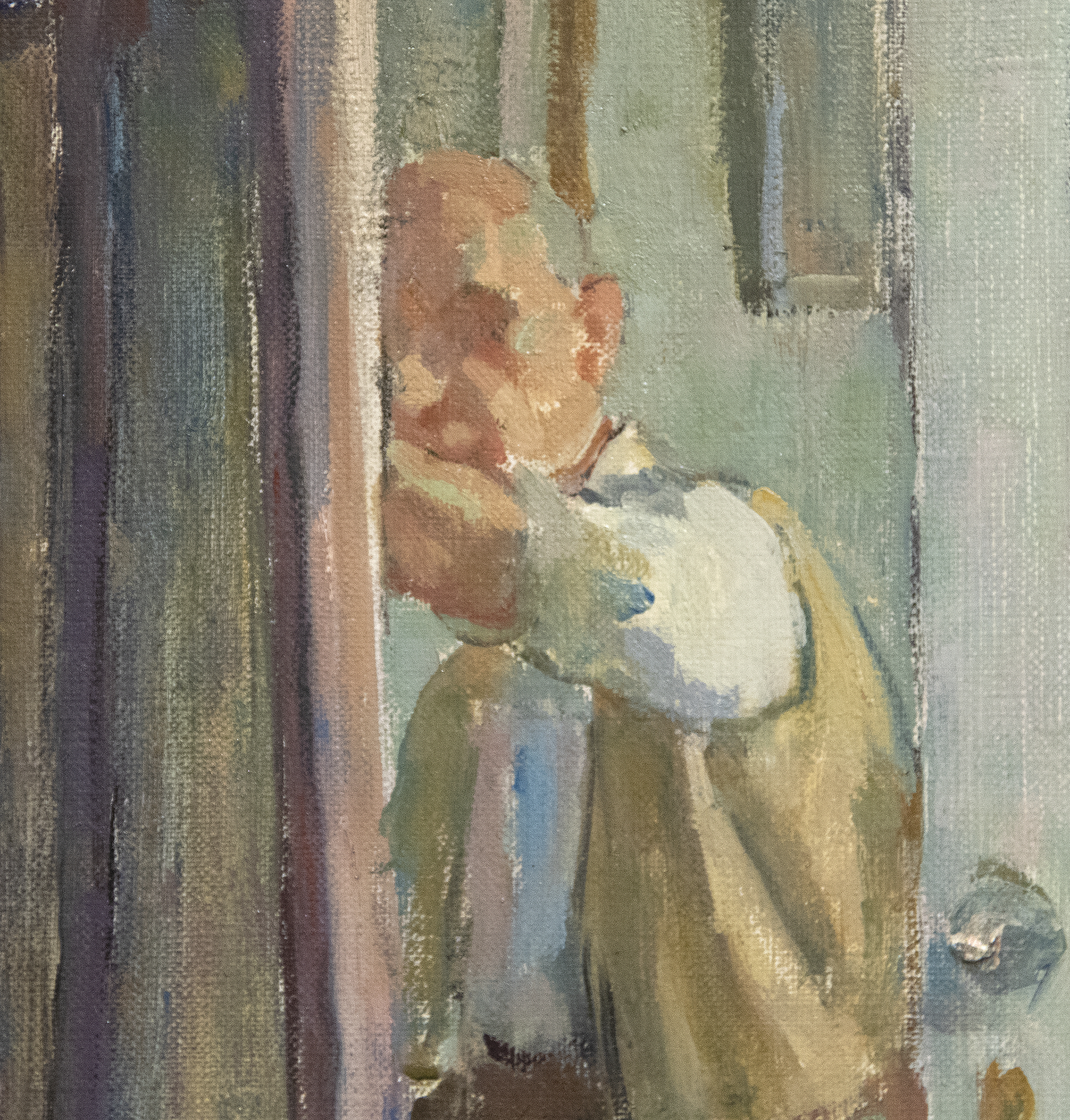 &quot;Interior&quot; ist eine von Maurice Askenazys moderneren Kompositionen, die an das Werk von Bonnard oder Vuillard erinnern. Die intime Szene zeigt ein nacktes weibliches Modell, das dramatisch im Profil zu sehen ist und für einen Maler in einem sonnenverwöhnten Studio posiert. Die Tür zum Raum ist offen und erweckt den Eindruck, dass der Betrachter einen Blick auf eine private Interaktion zwischen Künstler und Modell wirft. Ein geschickt platzierter Spiegel auf der Rückseite der offenen Tür offenbart das Spiegelbild des Malers, den wir als Askenazy selbst bei der Arbeit nehmen sollen. Askenazy legt großen Wert darauf, die Details des Raumes darzustellen, vom gemusterten Ottoman bis hin zu den gerahmten Gemälden an den Wänden, die jeweils ein Mosaik von impressionistischer Farbe sind.