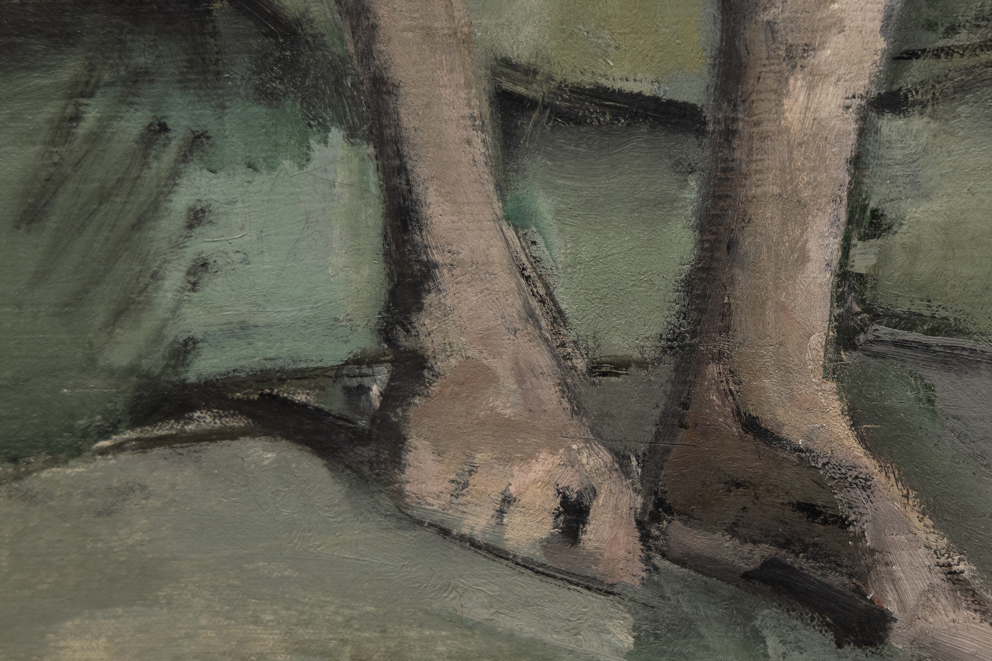 MAX WEBER - Parisian Model Max Weber zog 1905 nach Paris, als die Stadt das Epizentrum der künstlerischen Innovation war. Seine frühen Werke zeigen den gleichzeitigen Einfluss der kühnen Farbpalette des Fauvismus und der fragmentierten Darstellung der Realität durch den Kubismus. Weber imitierte diese Stile jedoch nicht einfach, sondern integrierte und interpretierte sie neu, um etwas Eigenes zu schaffen. Webers Bedeutung liegt nicht nur in seinen abstrakten Werken, sondern auch in seiner Rolle als Vermittler von Ideen der Moderne. Weber spielte eine entscheidende Rolle im transatlantischen Dialog, der die Entwicklung der amerikanischen Kunst im 20. Seine Darstellungen von Frauenfiguren stellen eine Synthese aus Abstraktion und Gegenständlichkeit dar, die das Wesen seiner Sujets einfängt und sich von den traditionellen figurativen Werken löst.