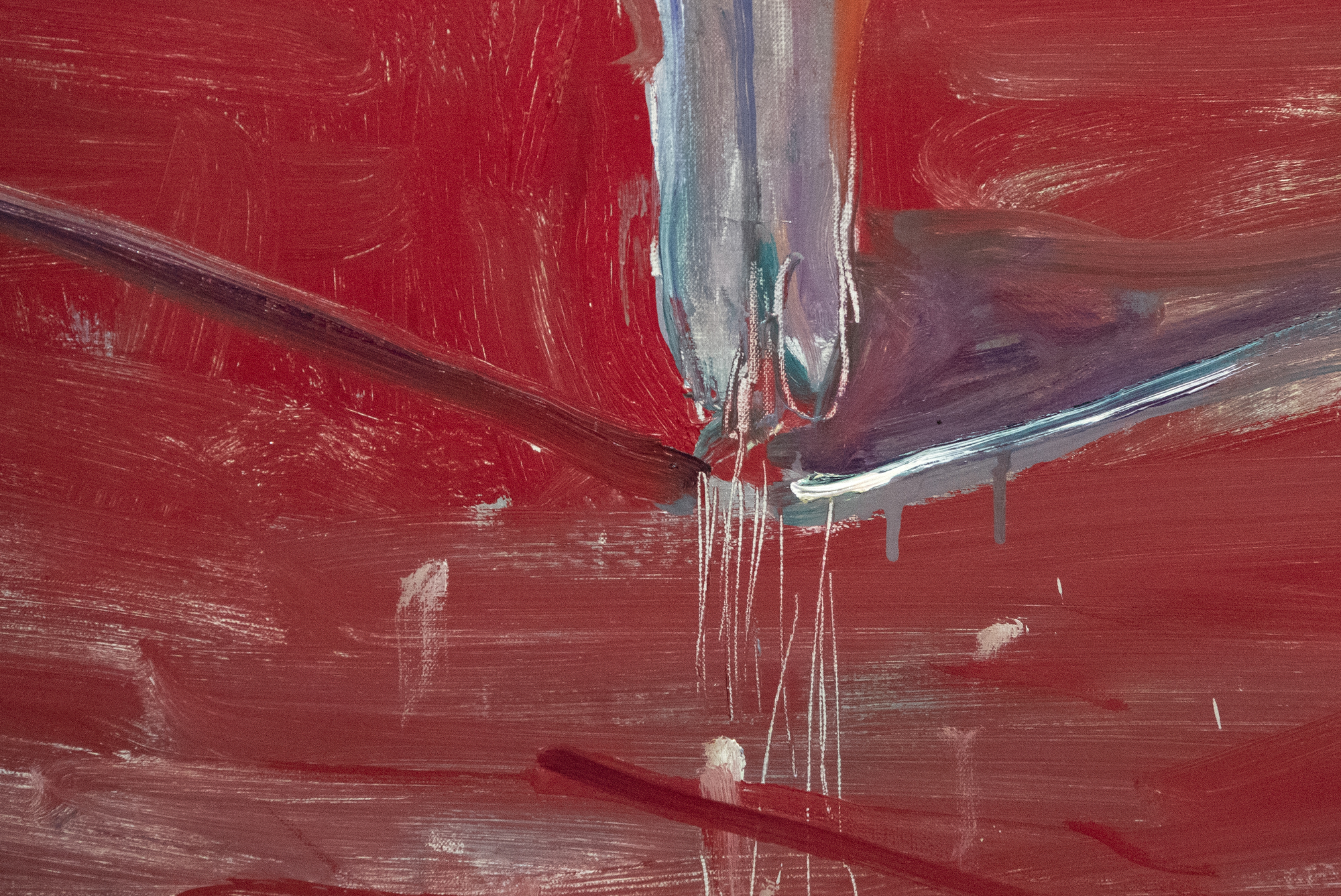 Nathan Olivera est souvent associé aux peintres figuratifs de la Bay Area en Californie, mais en réalité, son travail révèle son intérêt pour Willem de Kooning, Alberto Giacometti et Francis Bacon. Ces influences sont des caractéristiques marquantes de Nude Stepping from the Carpet. Peint alors qu&#039;Olivera avait une trentaine d&#039;années, c&#039;est exactement le genre de tableau qui a établi sa première réputation pour ses représentations obsédantes de figures isolées peintes dans un style improvisé. Le travail ultérieur d&#039;Oliveira reflète le commentaire influent de de Kooning concernant le défi de peindre des souvenirs visuels et de créer des figures ayant une présence ténue, mais la forte ligne d&#039;horizon qui sous-tend ce paysage confère à la figure une présence plus corporelle qu&#039;à l&#039;accoutumée.