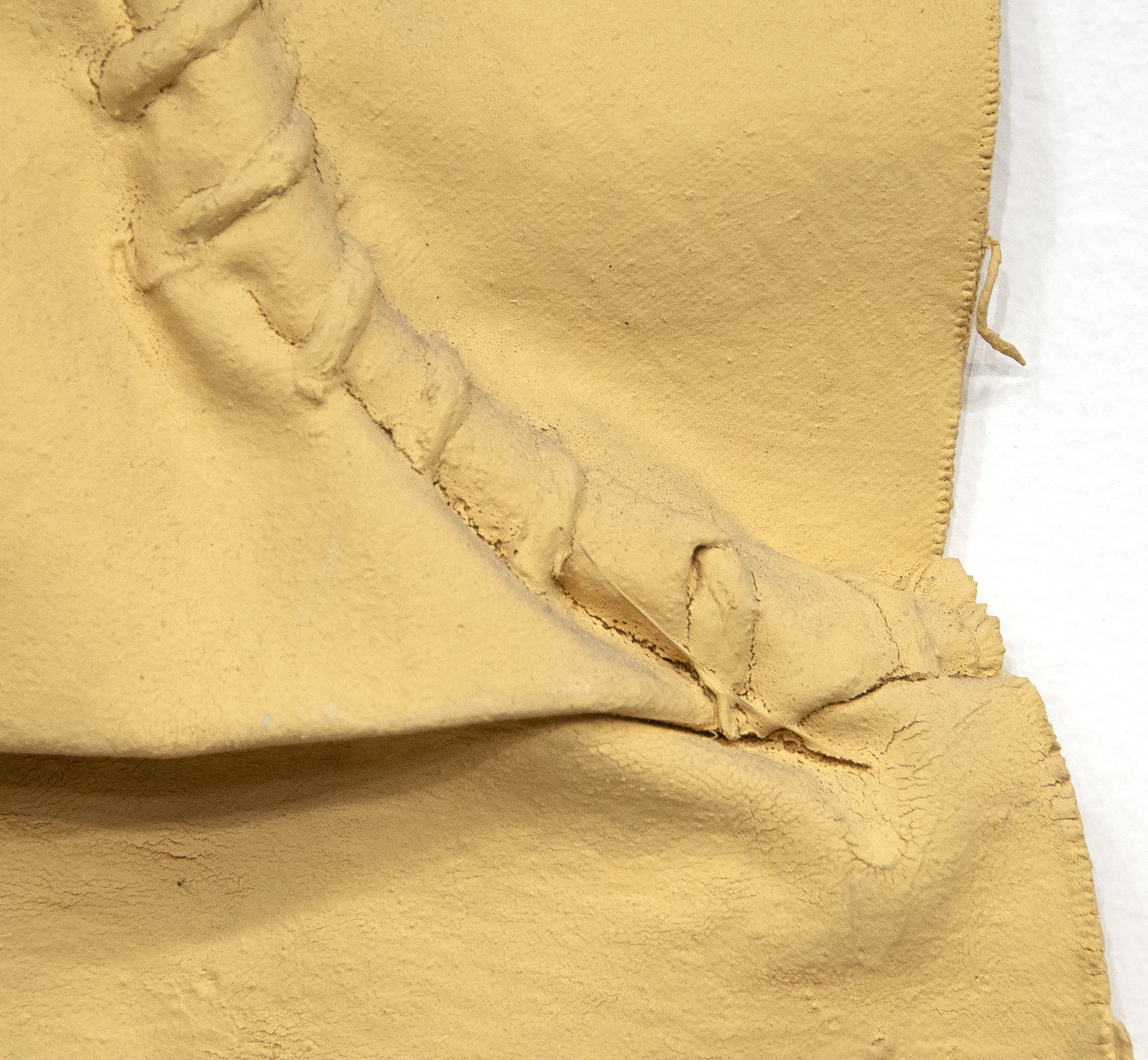 Richard Tuttle es un artista postminimalista estadounidense fundamental. La obra de Tuttle es conceptual y meditativa, cruzando los límites de la escultura, la pintura y la poesía, y a menudo desafiando al espectador. Untitled (Cloth and Paint Work #2) de 1973, un período crucial en la carrera del artista, evoca el minimalismo anterior de su carrera mientras que empuja hacia el arte conceptual basado en lo material. En la obra rinde homenaje a los readymades de Marcel Duchamp. Los textiles, como en esta pieza, juegan un papel importante en su obra y se convierten en sitios en los que enfocar la actuación, el compromiso y el significado.