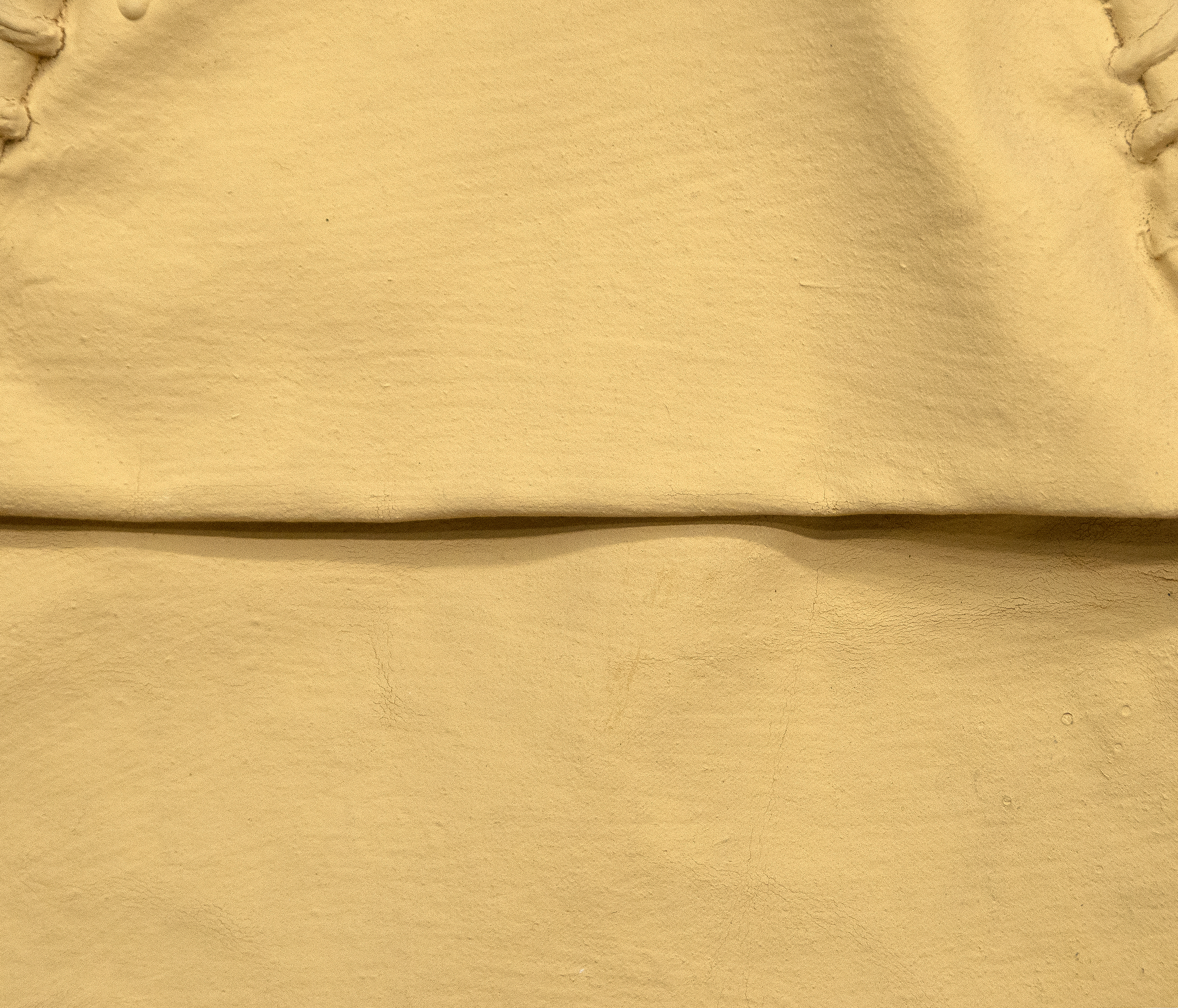 Richard Tuttle ist ein wegweisender amerikanischer postminimalistischer Künstler. Tuttle's Arbeit ist konzeptuell und meditativ, überschreitet die Grenzen von Skulptur, Malerei und Poesie und fordert den Betrachter oft heraus. Ohne Titel (Cloth and Paint Work #2) von 1973, einer entscheidenden Phase in der Karriere des Künstlers, erinnert an den früheren Minimalismus seiner Karriere und drängt auf materialbasierte Konzeptkunst. In seiner Arbeit würdigt er die Readymades von Marcel Duchamp. Textilien spielen, wie in diesem Stück, eine große Rolle in seinem Werk und werden zu Orten, an denen Performance, Engagement und Bedeutung im Mittelpunkt stehen.