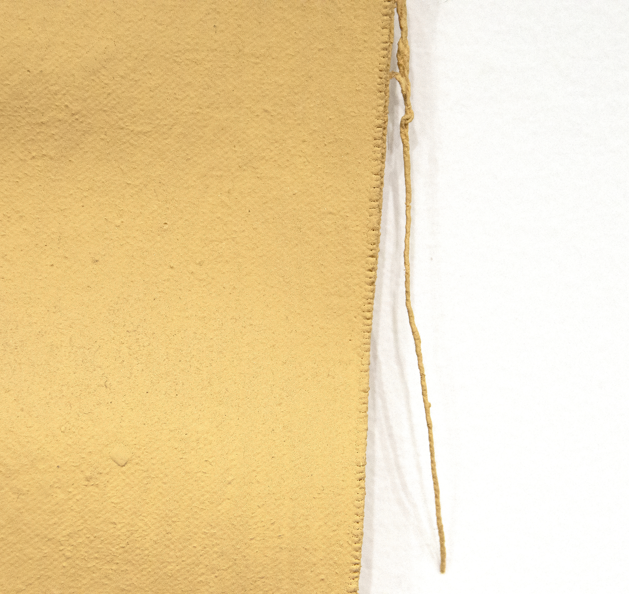 Richard Tuttle es un artista postminimalista estadounidense fundamental. La obra de Tuttle es conceptual y meditativa, cruzando los límites de la escultura, la pintura y la poesía, y a menudo desafiando al espectador. Untitled (Cloth and Paint Work #2) de 1973, un período crucial en la carrera del artista, evoca el minimalismo anterior de su carrera mientras que empuja hacia el arte conceptual basado en lo material. En la obra rinde homenaje a los readymades de Marcel Duchamp. Los textiles, como en esta pieza, juegan un papel importante en su obra y se convierten en sitios en los que enfocar la actuación, el compromiso y el significado.