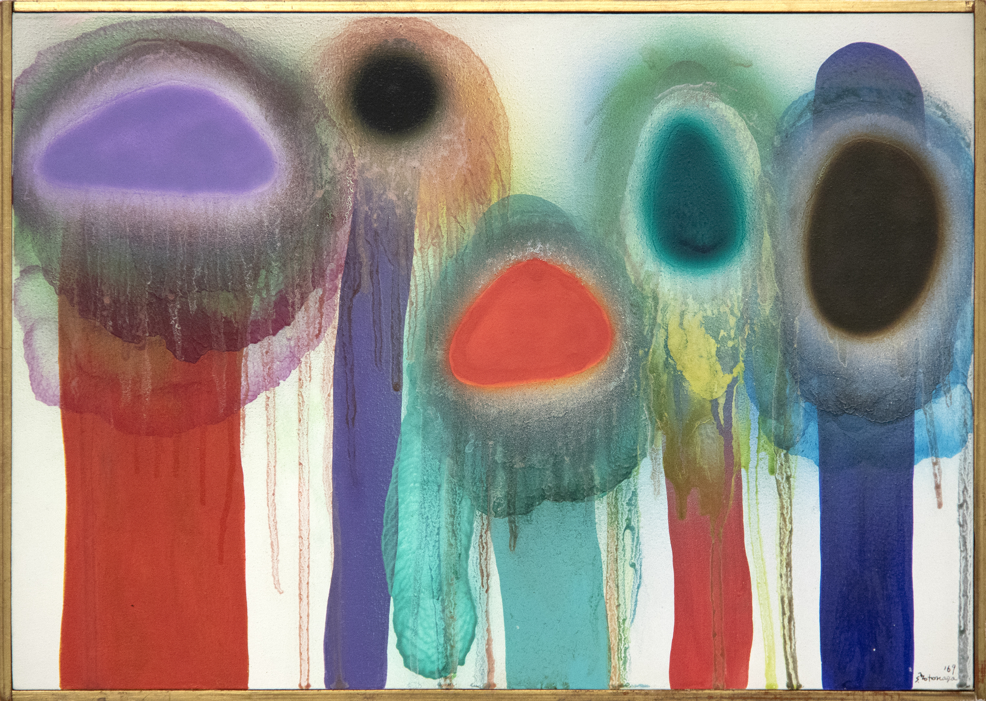 Como miembro de la legendaria Asociación de Arte Gutai, que floreció entre 1954 y 1972, Sadamasa Motonaga surgió cuando el existencialismo surrealista post-atómico estaba a la vanguardia del desarrollo artístico en Japón. Sin embargo, eligió un camino diferente. Dio la espalda a la destrucción provocada por la guerra y creó una obra fresca, jubilosa y lúdica. La obra "Sin título", de 1969, se inscribe en su estilo clásico, que se desarrolló al mismo tiempo que las pinturas de Morris Louis denominadas "Velo". Es una muestra brillantemente lograda de la versión vanguardista de Motonaga del tradicional Tarashikomi japonés, la técnica que consiste en inclinar el lienzo en diferentes ángulos para permitir que las mezclas de resina y esmalte fluyan unas sobre otras antes de que la pintura esté completamente seca.