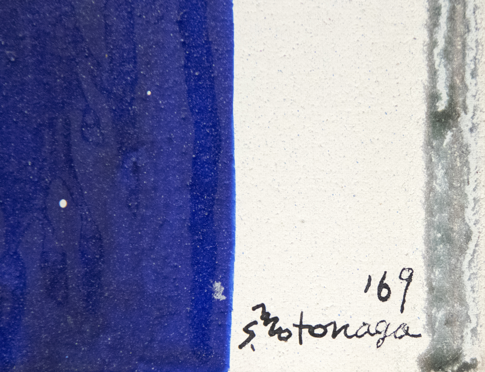 Als Mitglied der legendären Gutai Art Association, die zwischen 1954 und 1972 ihre Blütezeit erlebte, tauchte Sadamasa Motonaga auf, als der post-atomare surrealistische Existenzialismus an der Spitze der künstlerischen Entwicklung in Japan stand. Doch er wählte einen anderen Weg. Er wandte sich von den Zerstörungen des Krieges ab und schuf ein Werk, das frisch, jubelnd und spielerisch war. "Ohne Titel" aus dem Jahr 1969 ist in seinem klassischen Stil gehalten, der sich zeitgleich mit Morris Louis' sogenannten "Schleier"-Bildern entwickelte. Es ist eine brillant gelungene Darstellung von Motonagas avantgardistischer Interpretation des traditionellen japanischen Tarashikomi - der Technik, bei der die Leinwand in verschiedenen Winkeln gekippt wird, damit die Mischungen aus Harz und Emaille übereinander fließen können, bevor die Farbe vollständig getrocknet ist.