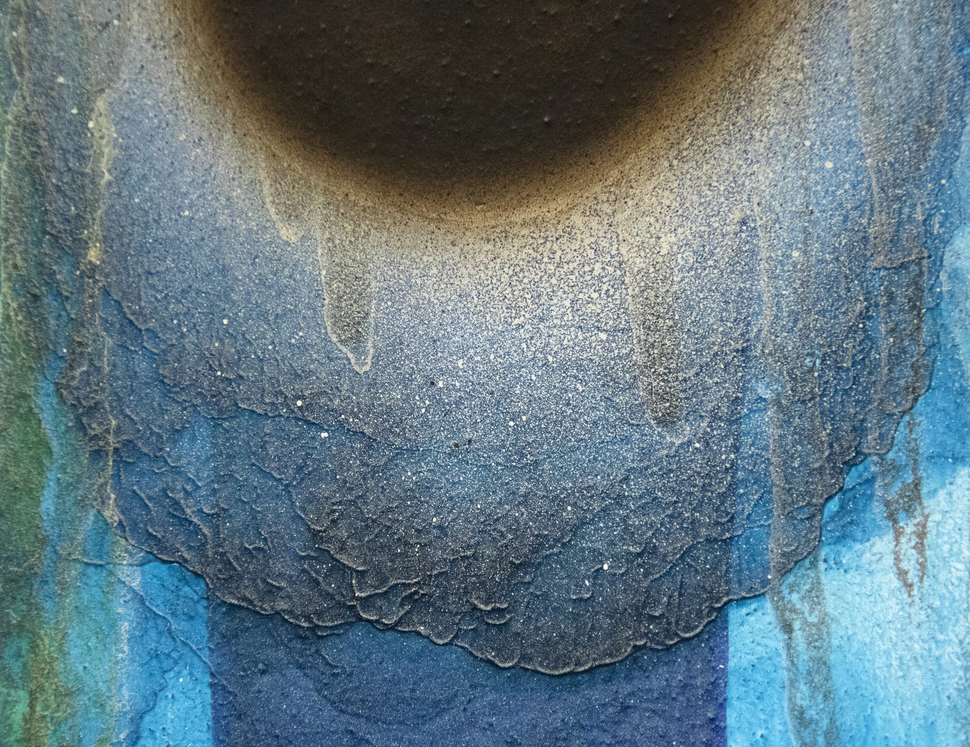 كعضو في جمعية غوتاي الأسطورية للفنون التي ازدهرت بين عامي 1954 و 1972، ظهرت سادامسا موتوناغا عندما كانت الوجودية السريالية في مرحلة ما بعد الذرية في طليعة التطور الفني في اليابان. ومع ذلك اختار مسارا مختلفا. أدار ظهره للدمار الذي سببته الحرب وخلق عملا جديدا ومبتهجا ومرحا. "بدون عنوان" من عام 1969 هو في أسلوبه الكلاسيكي، والتي وضعت بالتزامن مع موريس لويس 'ما يسمى لوحات 'الحجاب'. إنه عرض ناجح ببراعة لطليعة موتوناغا على التاراشيكومي الياباني التقليدي - التقنية التي تنطوي على إمالة القماش في زوايا مختلفة للسماح لخليط من الراتنج والمينا بالتدفق على بعضها البعض قبل أن يجف الطلاء تماما.