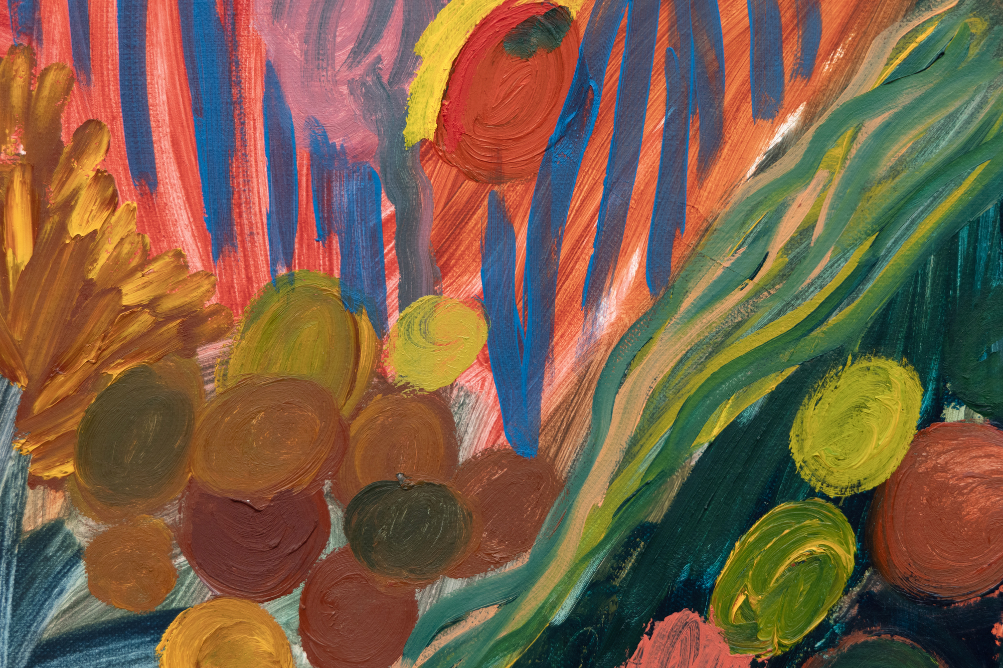 Die 1981 in Atlanta geborene und in Brooklyn lebende Shara Hughes wird für ihre unverwechselbare Herangehensweise an die Landschaftsmalerei gefeiert, die historische Einflüsse mit zeitgenössischer Sensibilität verbindet. Ihre jubilierende Farbpalette erinnert an Meister wie Henri Matisse, die sie mit der stilvollen, visuellen Kühnheit von David Hockney wiedergibt, während sie gleichzeitig eine breitere Tradition der Landschaftsmalerei anerkennt, die Einflüsse des Jugendstils, des Fauvismus und des deutschen Expressionismus einschließt. All the Pretty Faces ist eine moderne Synthese aus historischen Kunstbewegungen und aktueller digitaler Bildsprache, die dem Betrachter fesselnde, erfundene Welten präsentiert, die eine Brücke zwischen Vergangenheit und Gegenwart schlagen. Es spricht auch eines der markantesten Zitate von Hughes über ihre innovativen Landschaften voller fantastischer Elemente an: &quot;Ich habe mir die Blumen und Bäume oft als Figuren vorgestellt. Manchmal nimmt sogar eine Welle oder eine Sonne auf dem Bild eine Persönlichkeit an, das hängt also davon ab, wie das Werk ausfällt.&quot;