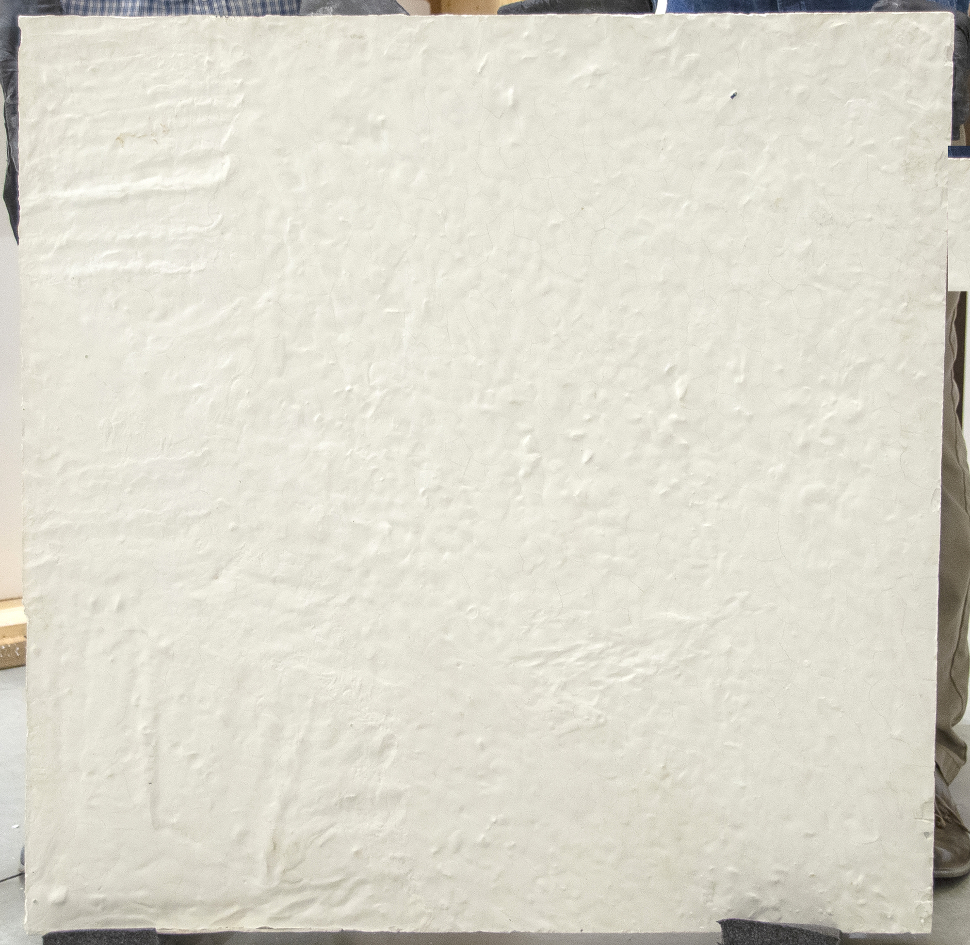 THEASTER GATES - 无标题（地板） - 白色水泥，碎屑，地板 - 35 x 35 x 3 in.