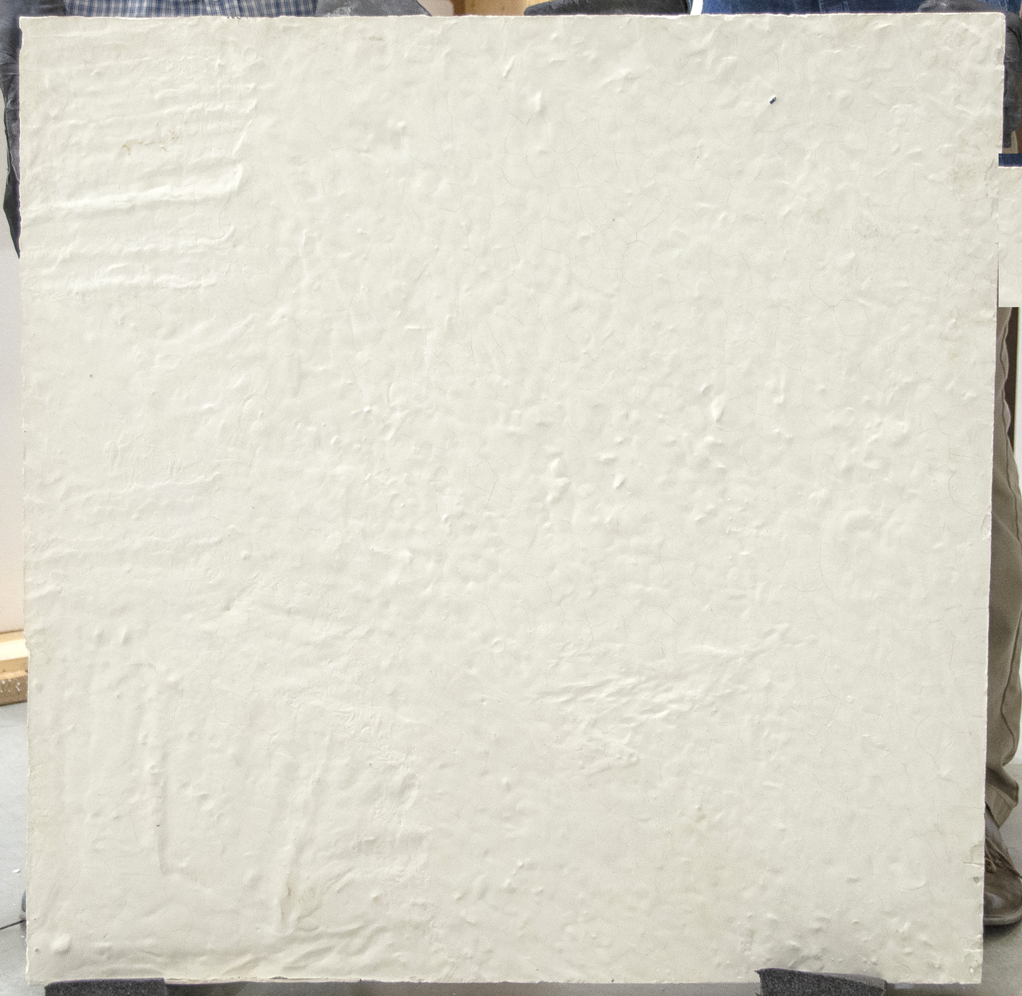 PORtails de maître - Sans titre (revêtement de sol) - ciment blanc, débris, revêtement de sol - 35 x 35 x 35 x 3 po.