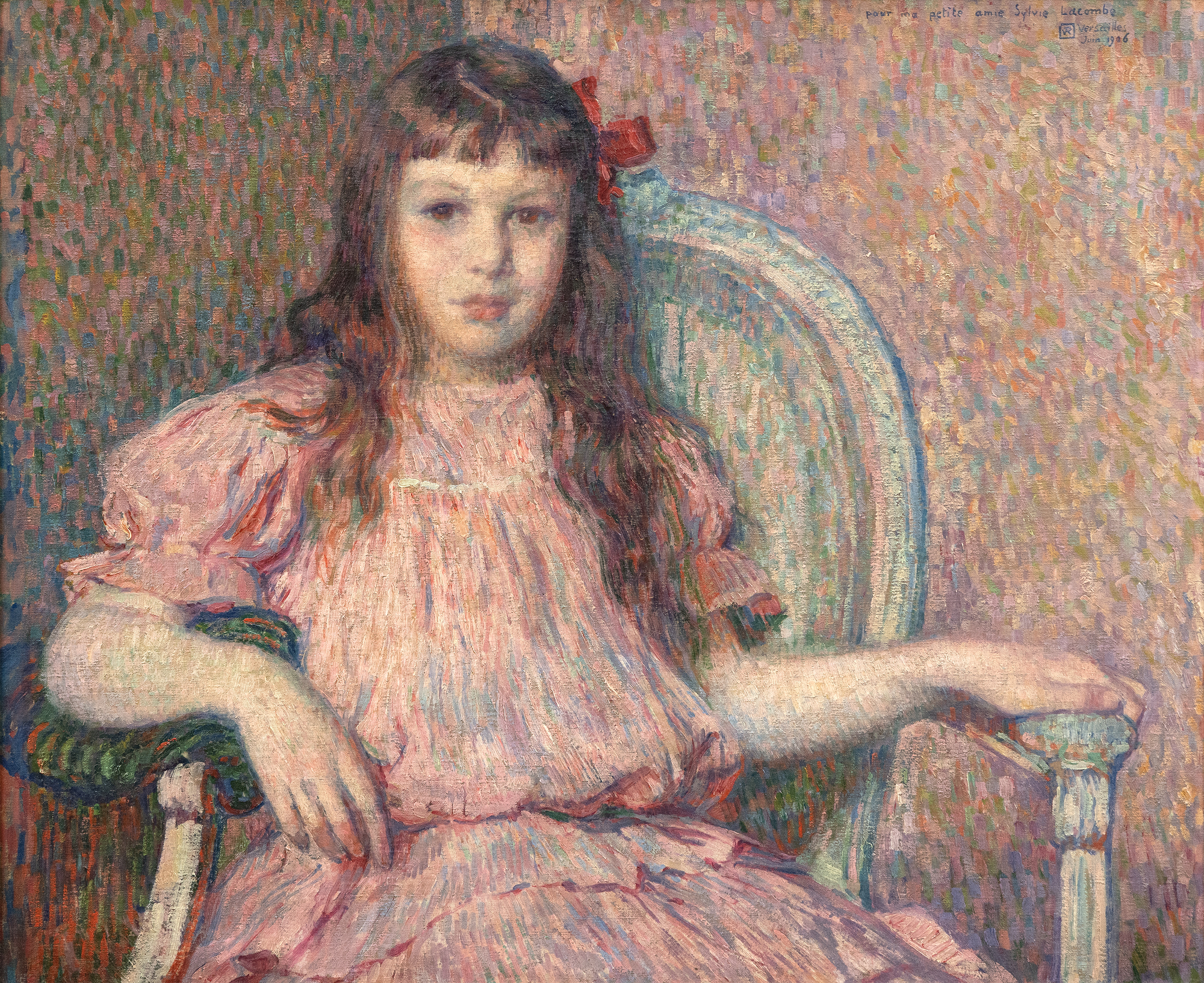 El Retrato de Sylvie Lacombe de Théo van Rysselberghe, pintado en 1906, es una obra maestra clásica de uno de los retratistas más refinados y coherentes de su época. El color es armonioso, la pincelada vigorosa y adaptada a su tarea material, su cuerpo y su semblante verdaderos y reveladores. La modelo es la hija de su buen amigo, el pintor Georges Lacombe, que compartió una estrecha asociación con Gauguin y fue miembro de Les Nabis con los artistas Bonnard, Denis y Vuillard, entre otros. Ahora conocemos a Sylvie Lacombe porque Van Rysselberghe es muy hábil en la representación de sutiles expresiones faciales y, a través de una cuidadosa observación y atención al detalle, nos ha proporcionado una visión de su mundo interior. Ha elegido una mirada directa, sus ojos a los tuyos, un pacto ineludible entre sujeto y espectador independientemente de nuestra relación física con el cuadro. Van Rysselberghe había abandonado en gran medida la técnica puntillista cuando pintó este retrato. Sin embargo, siguió aplicando las directrices de la teoría del color, utilizando tintes rojos -rosas y malvas- frente a verdes para crear una armoniosa paleta ameliorada de colores complementarios a la que añadió un fuerte acento para atraer la mirada: un lazo rojo intensamente saturado colocado asimétricamente a un lado de la cabeza.